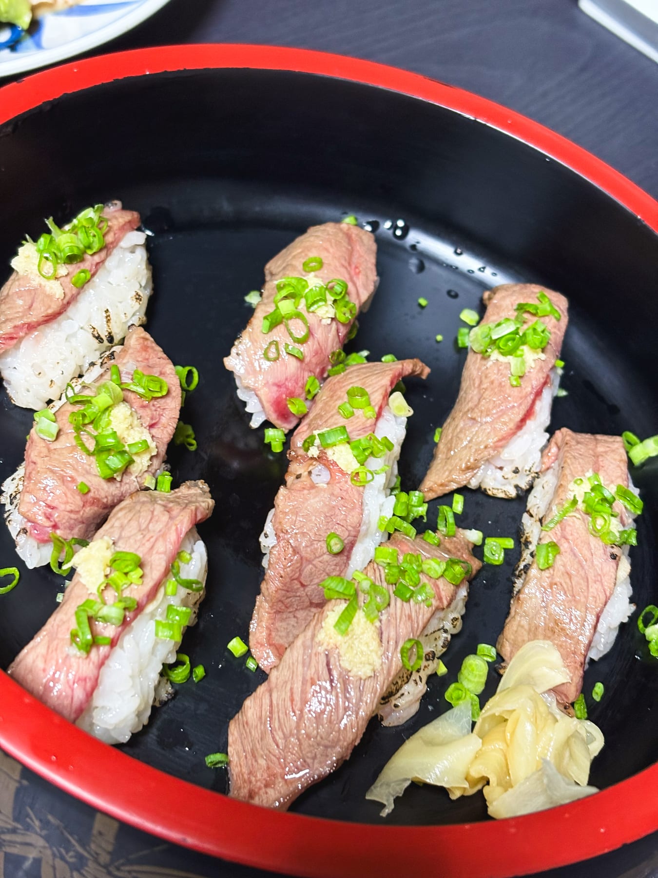 割烹竹で食べた炙った肉と薬味をのせた肉寿司