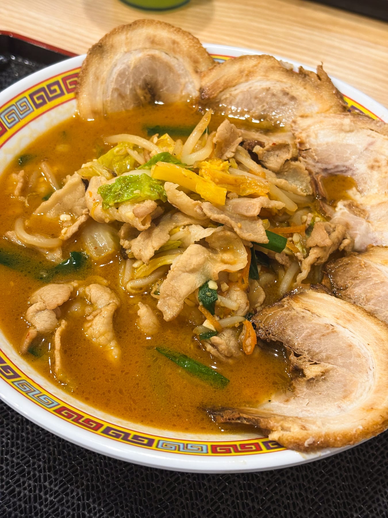 天理スタミナラーメン沖縄市店で食べた野菜とチャーシュー入りラーメン