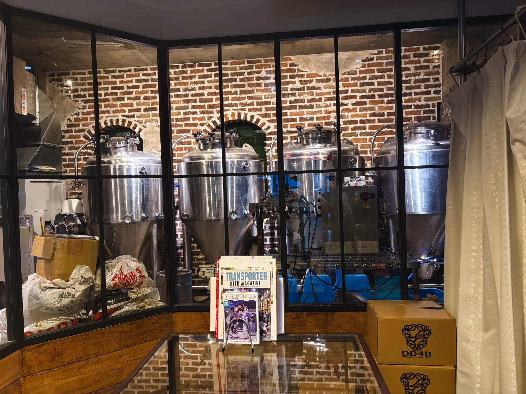 DD4D BREWING & CLOTHING STOREのカウンターとクラフトビール