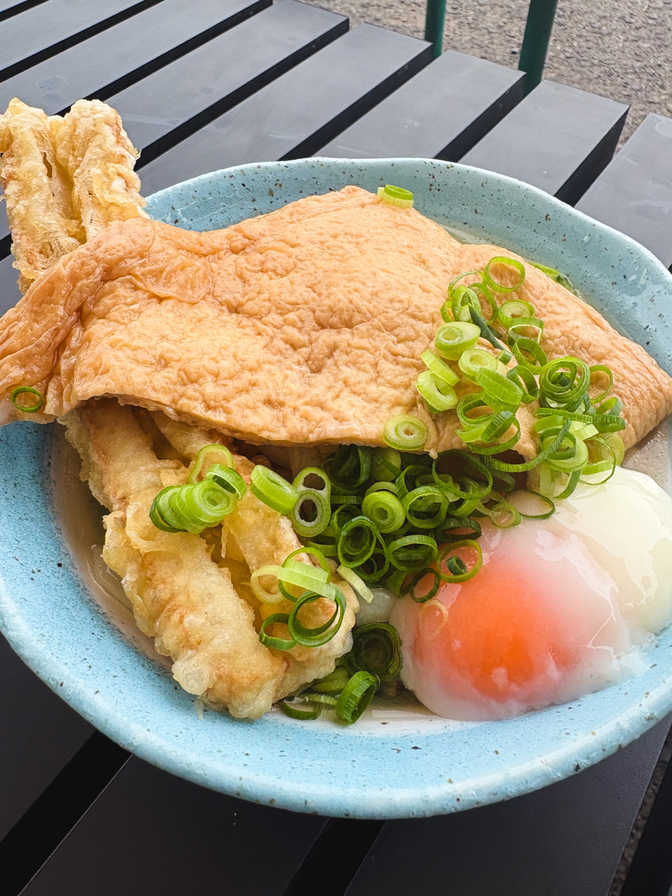 がもううどんで食べた揚げとねぎをのせたうどん
