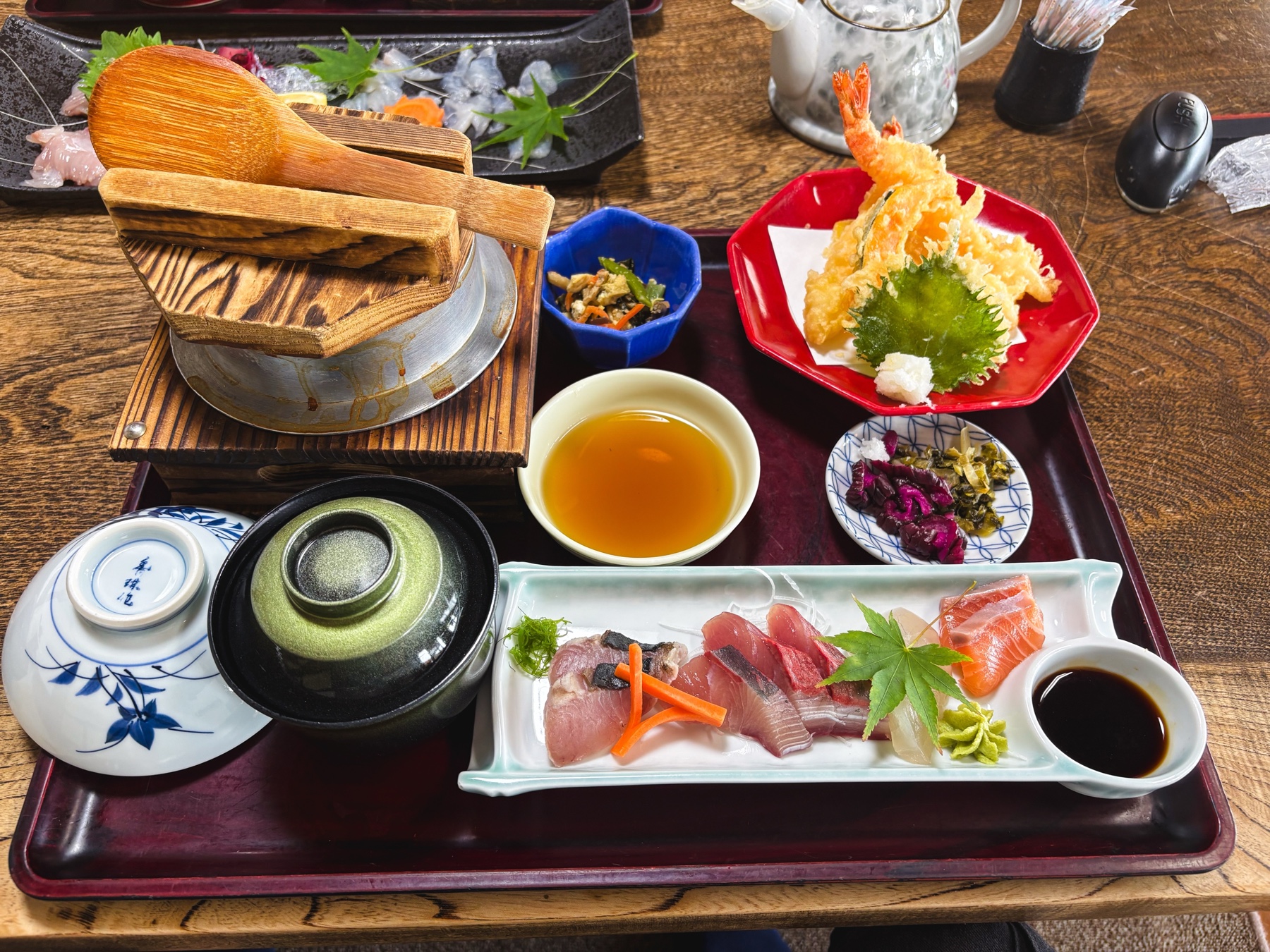 伊豫水軍で食べた刺身や天ぷらが並ぶ昼食