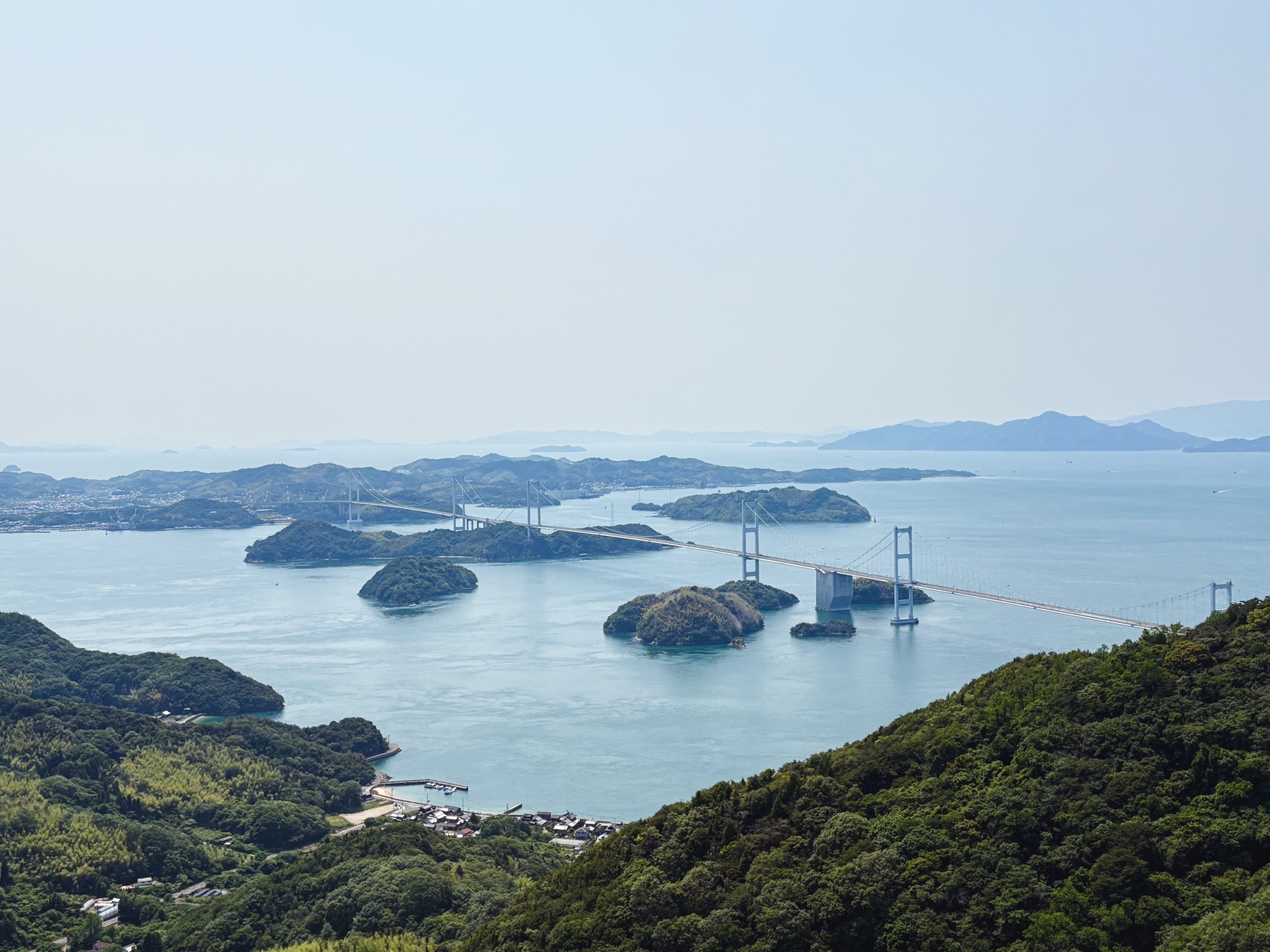 亀老山展望公園から見た来島海峡大橋と瀬戸内海
