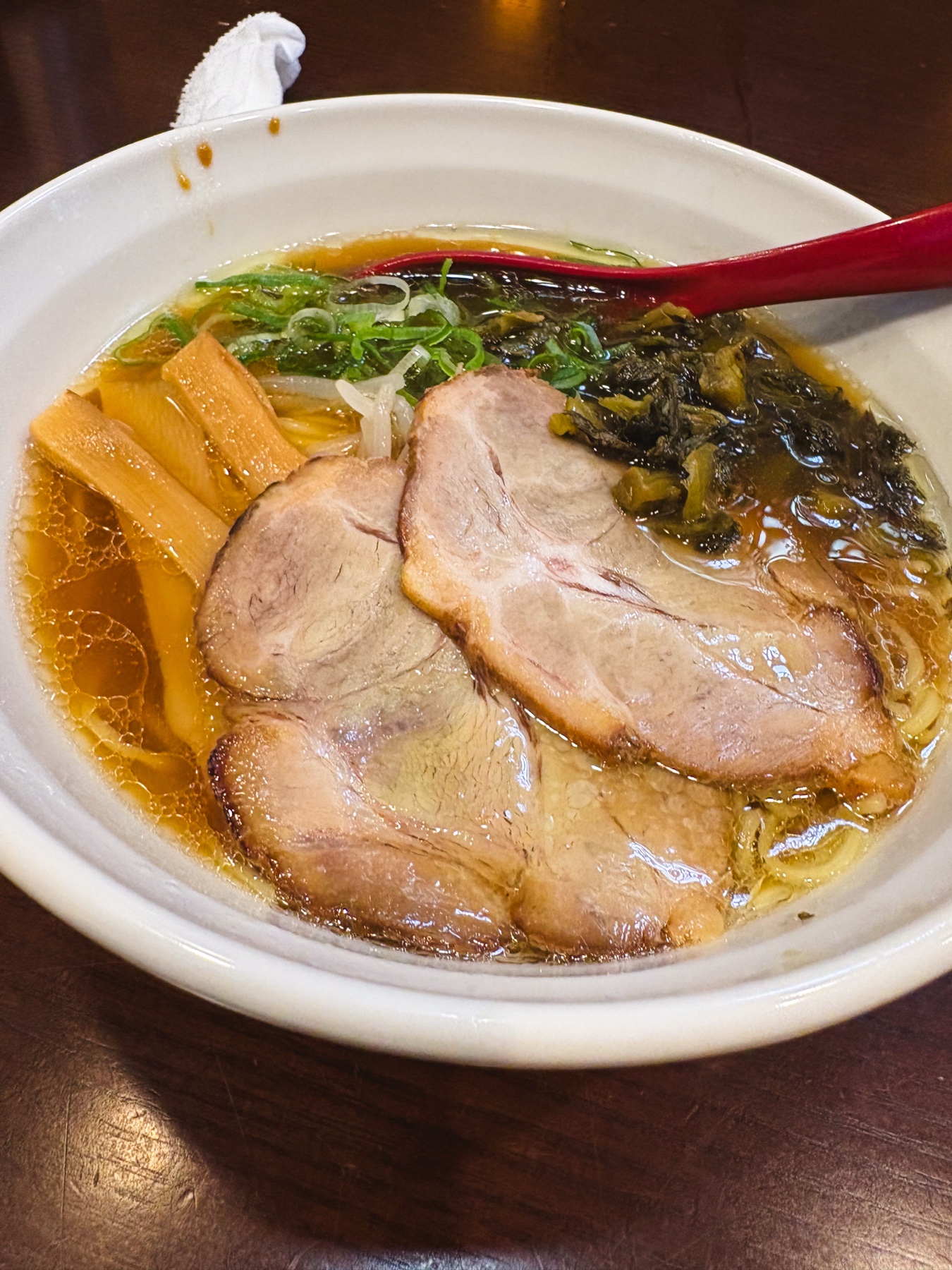 高菜とねぎがたっぷりのったラーメン