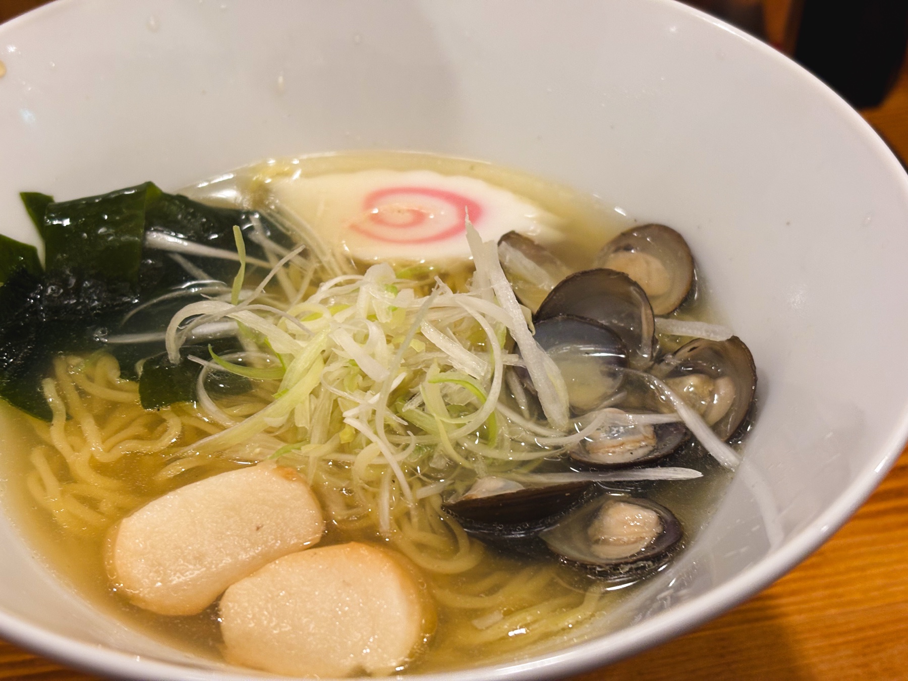 しじみとねぎがのったオルニの生しじみラーメン