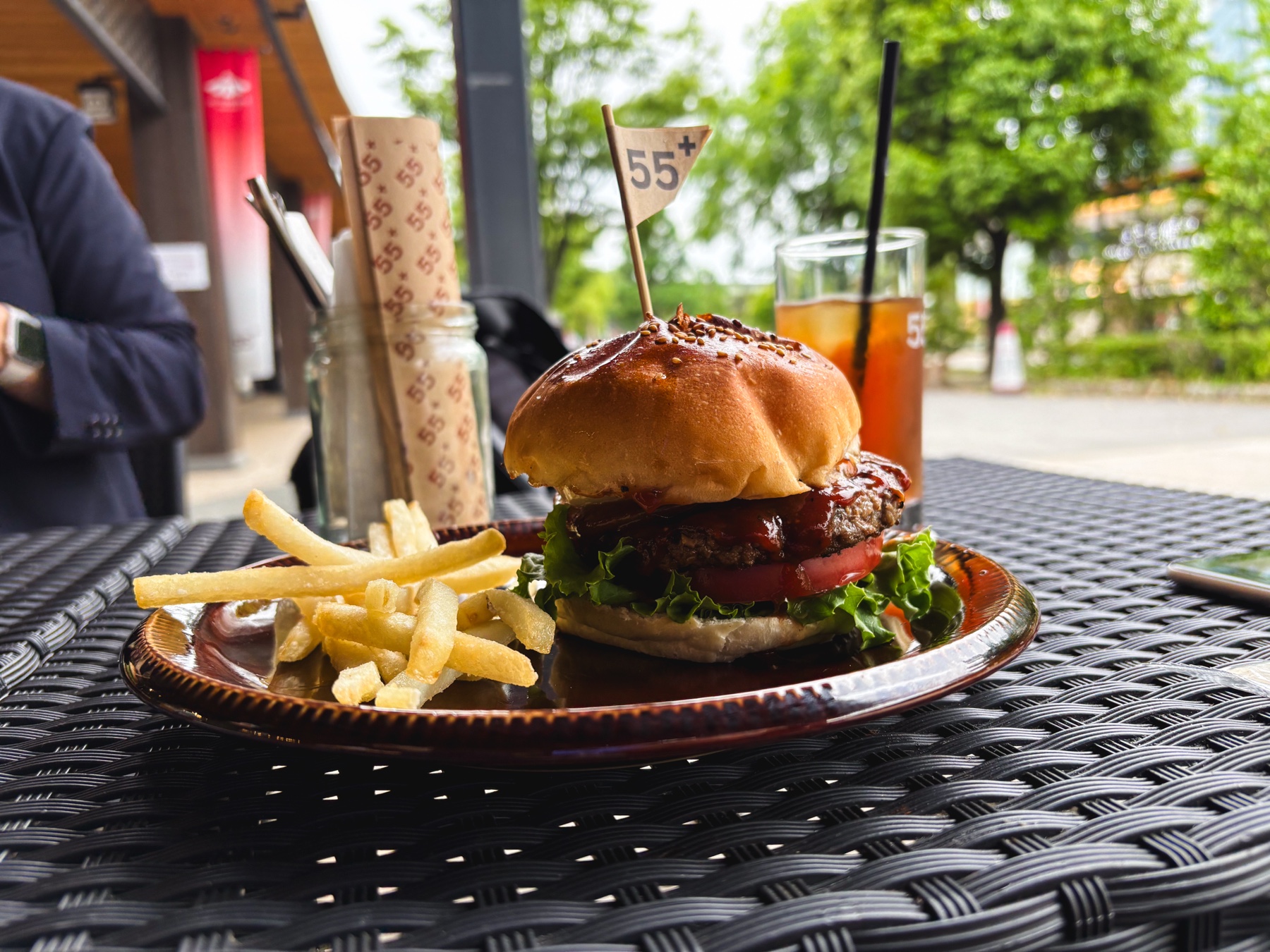 大阪で食べた大きなハンバーガーとフライドポテト
