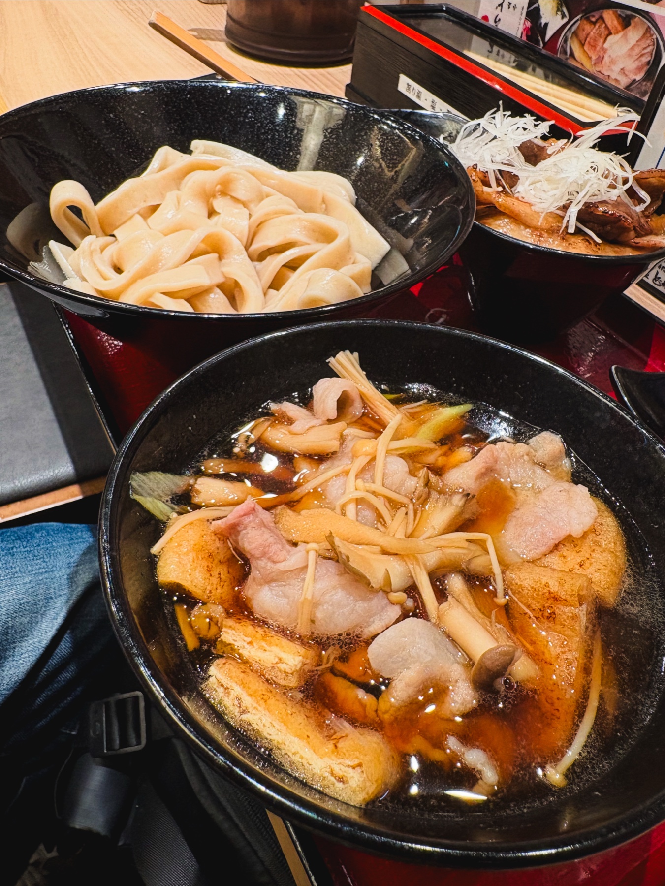 太い麺と肉汁が並ぶ武蔵野うどん
