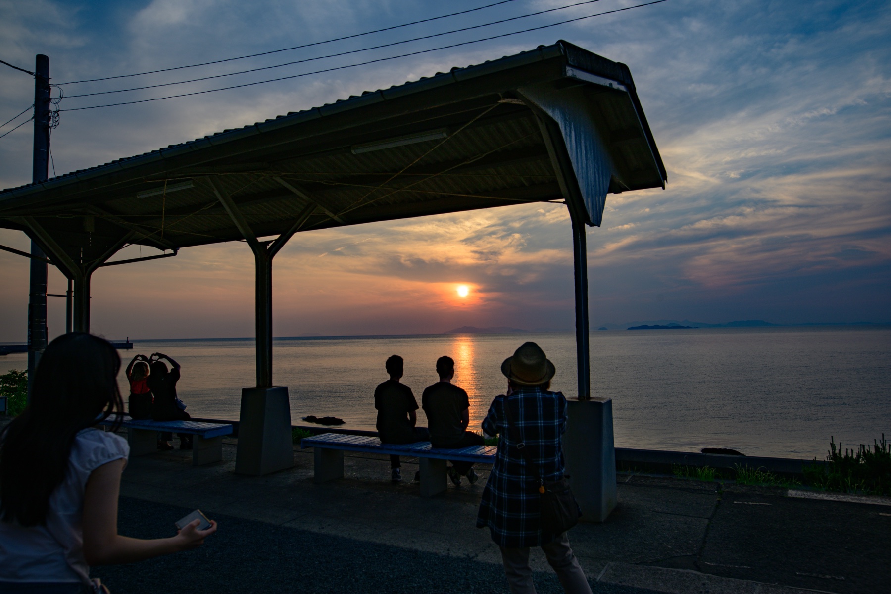 夕方の下灘駅ホームに集まった大勢の観光客