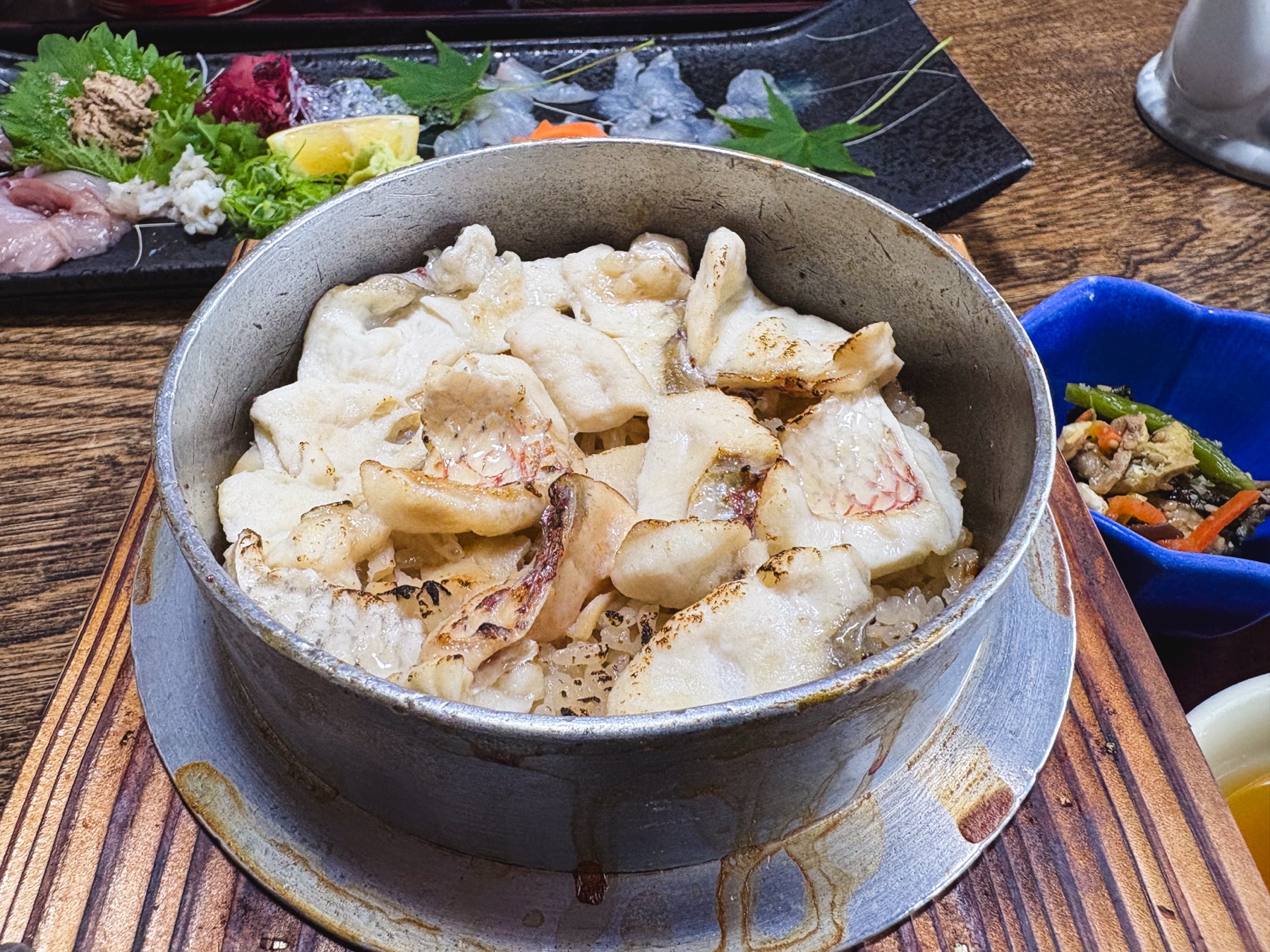 釜の中に鯛がのった炊き込みご飯