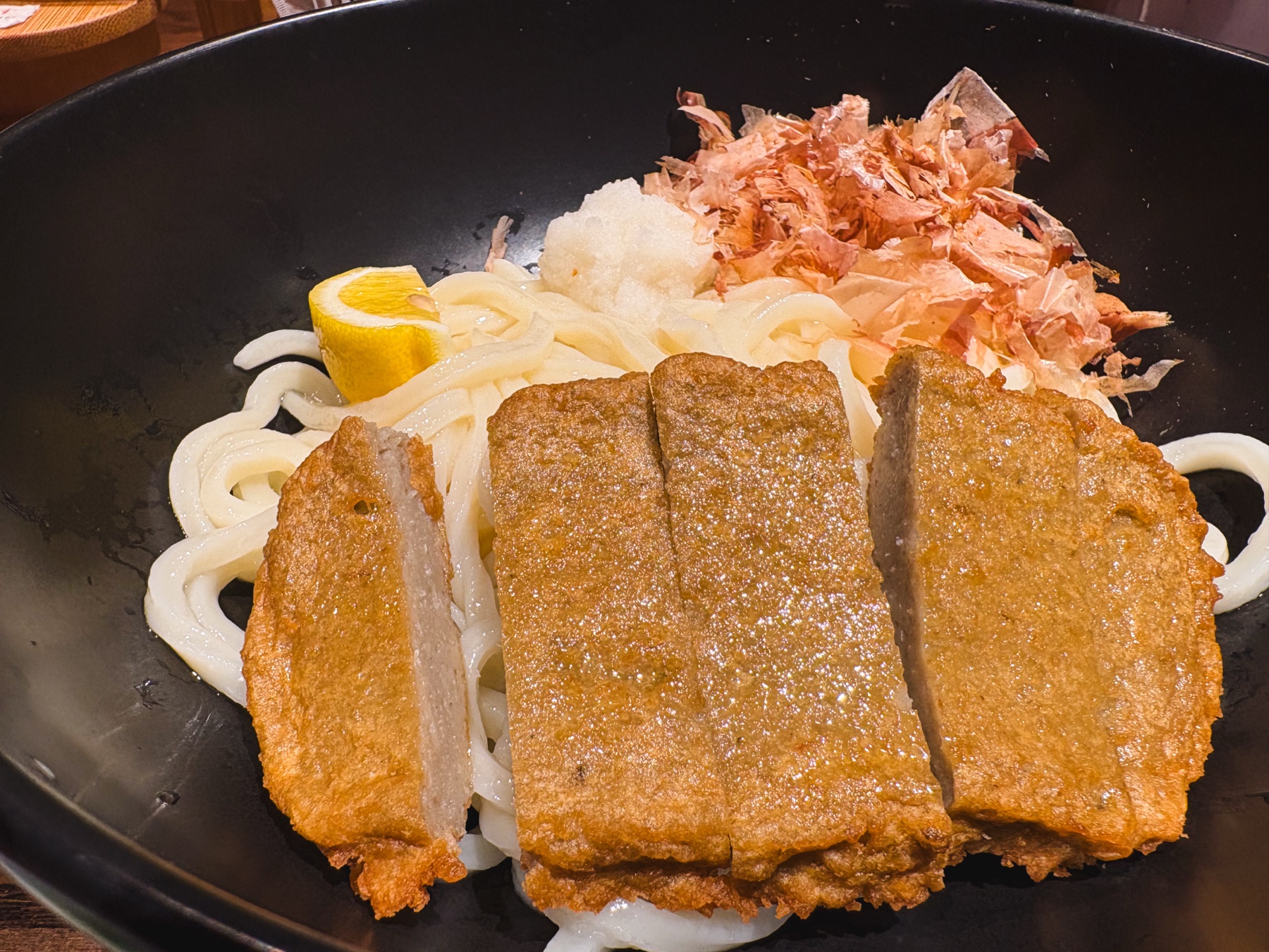 大きな揚げがのった名代つるちゃんのうどん