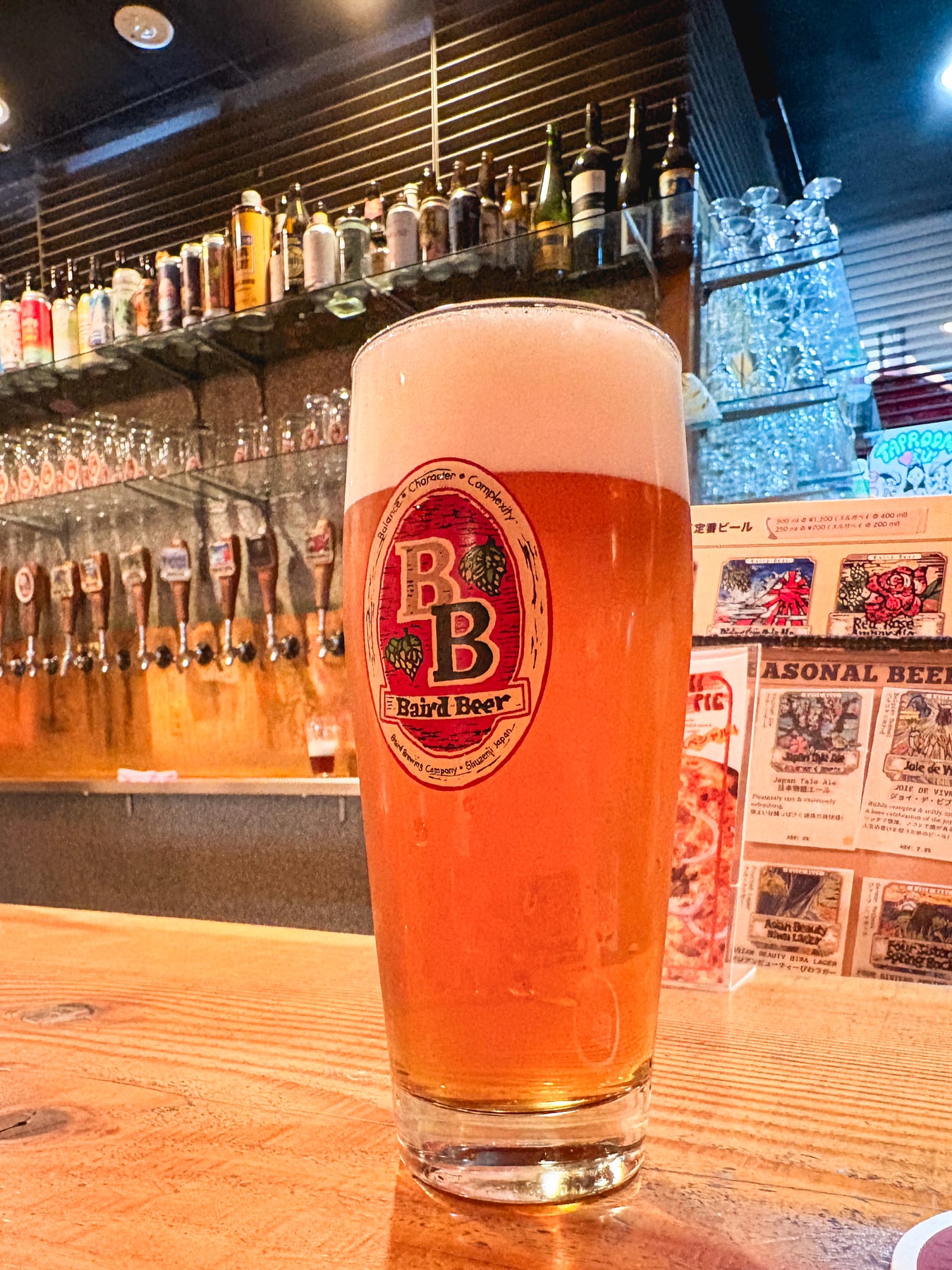 Baird Beer Nakameguro Taproomのカウンターに置かれたクラフトビール