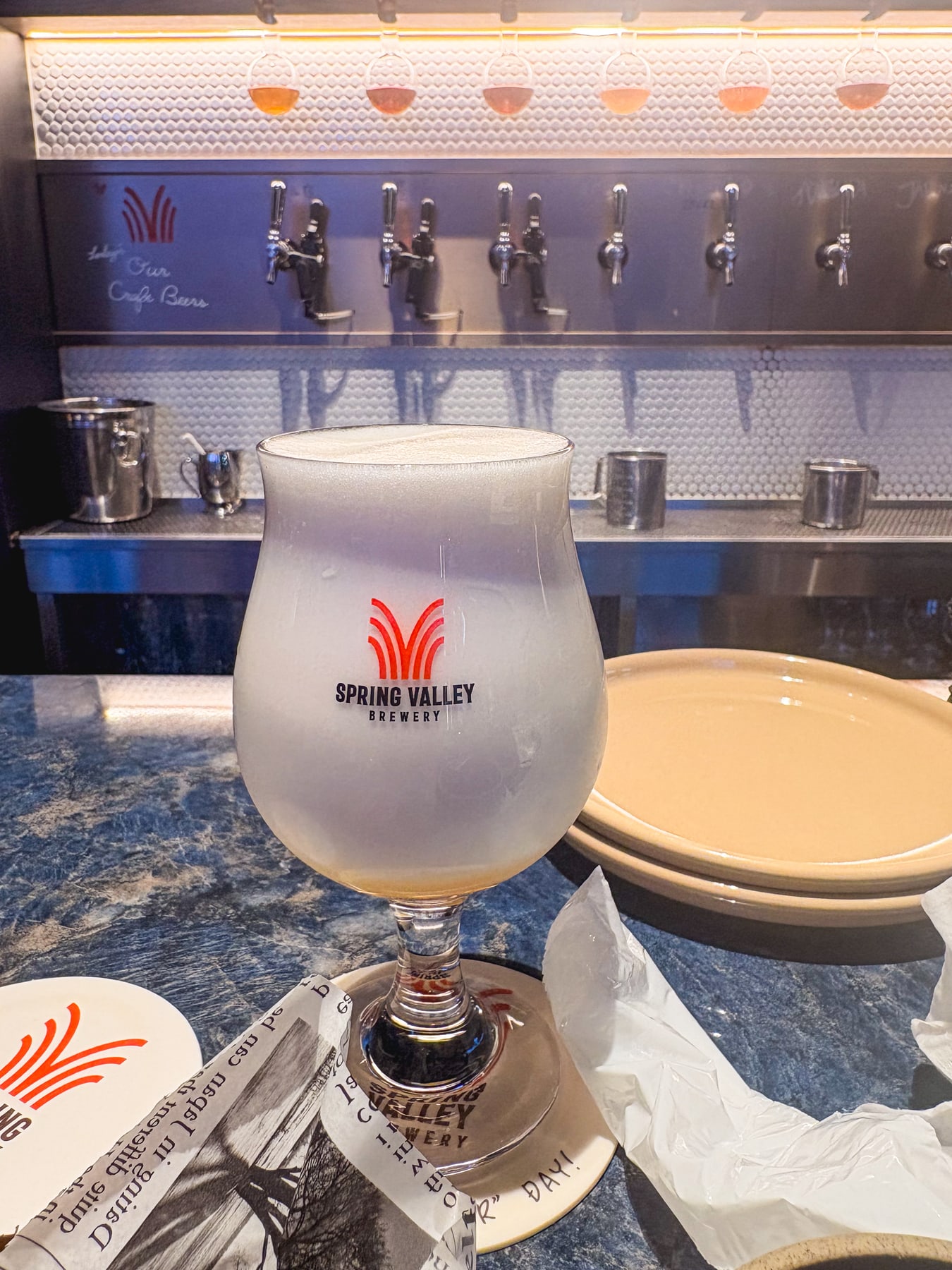 スプリングバレーブルワリー東京で飲んだ泡だけの白いビールと飲み比べのグラス