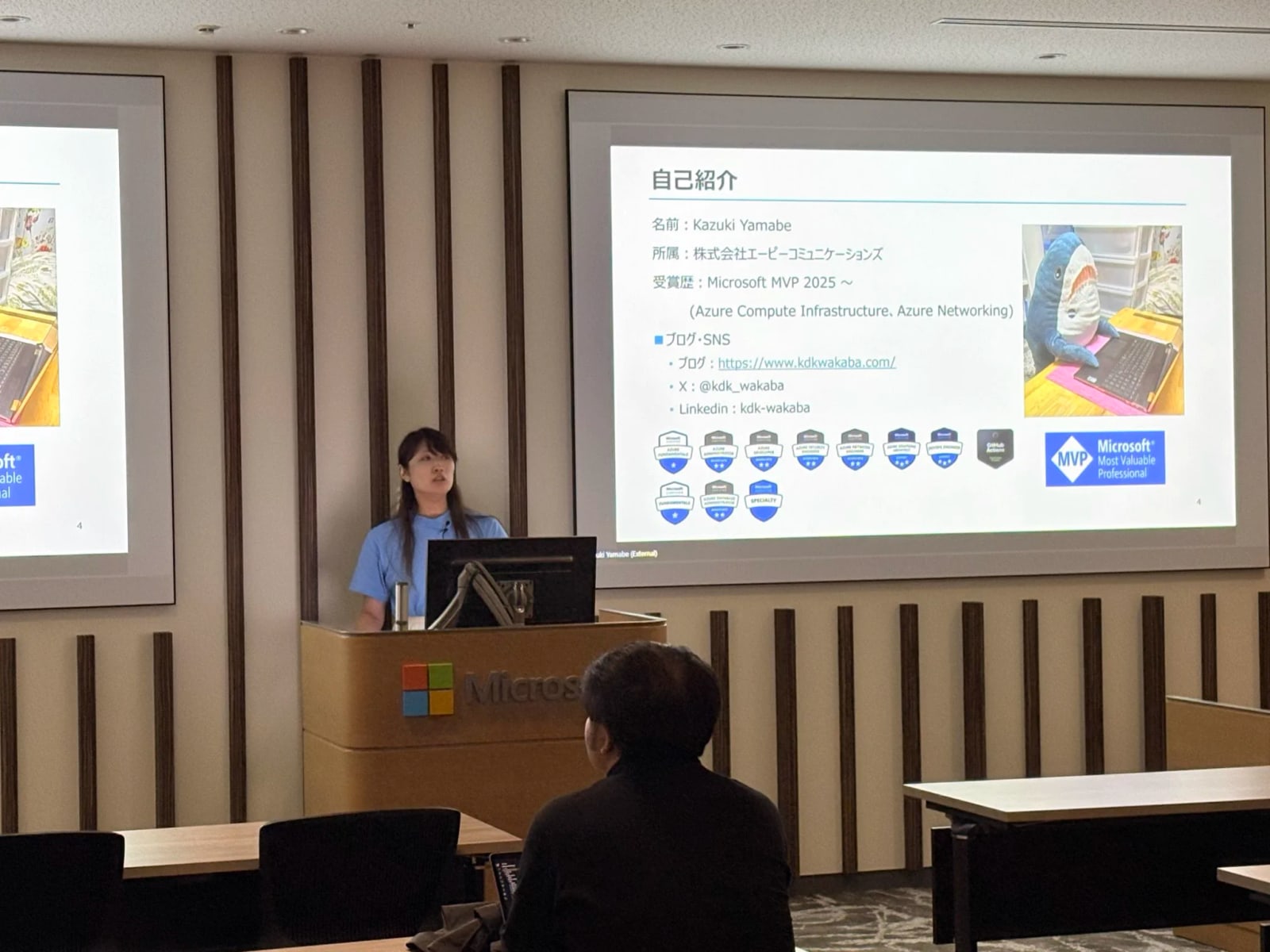 日本マイクロソフト品川本社の会場でAKSのネットワークについて話す登壇者