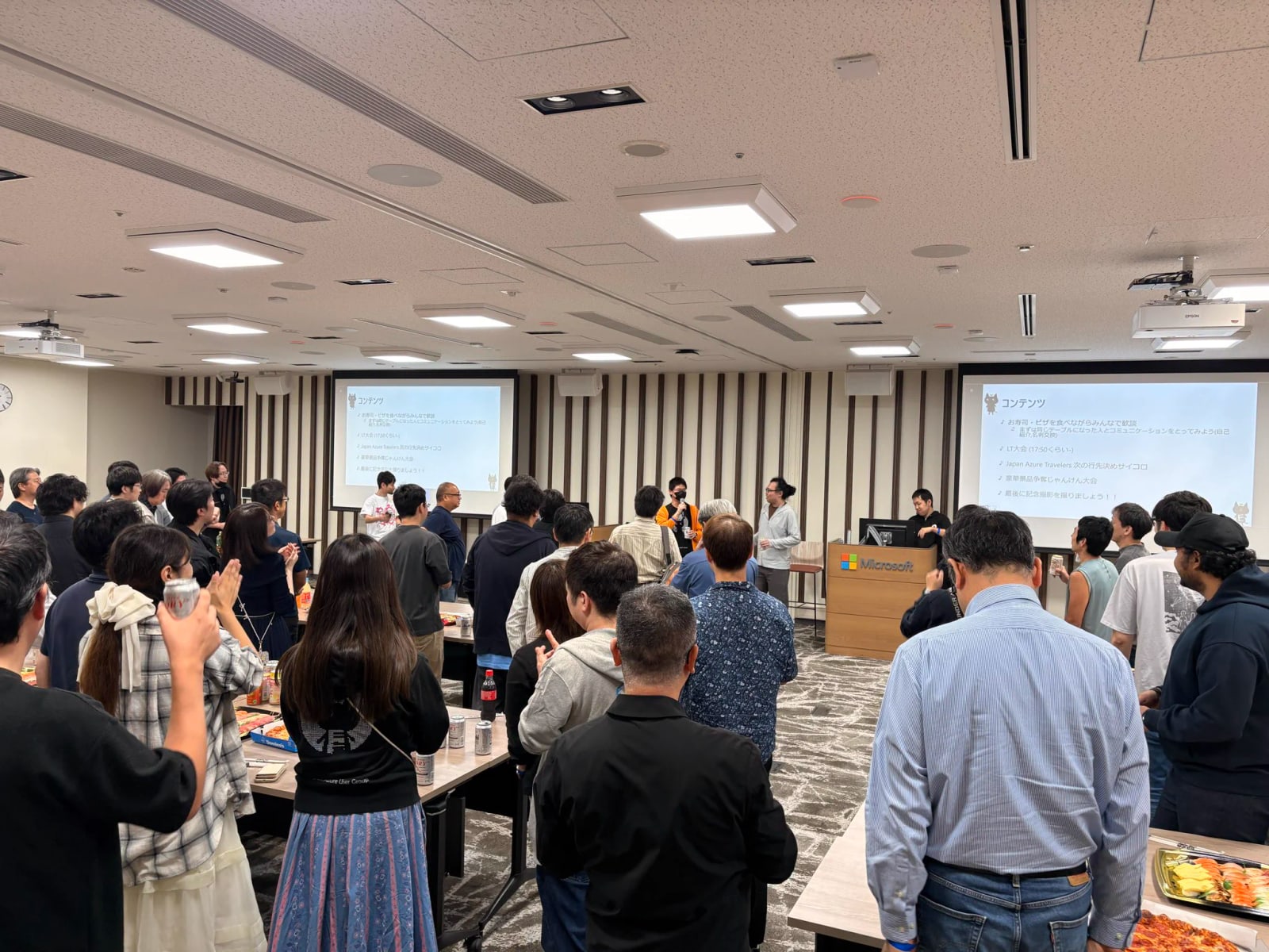 日本マイクロソフト品川本社の会場で乾杯する懇親会の参加者