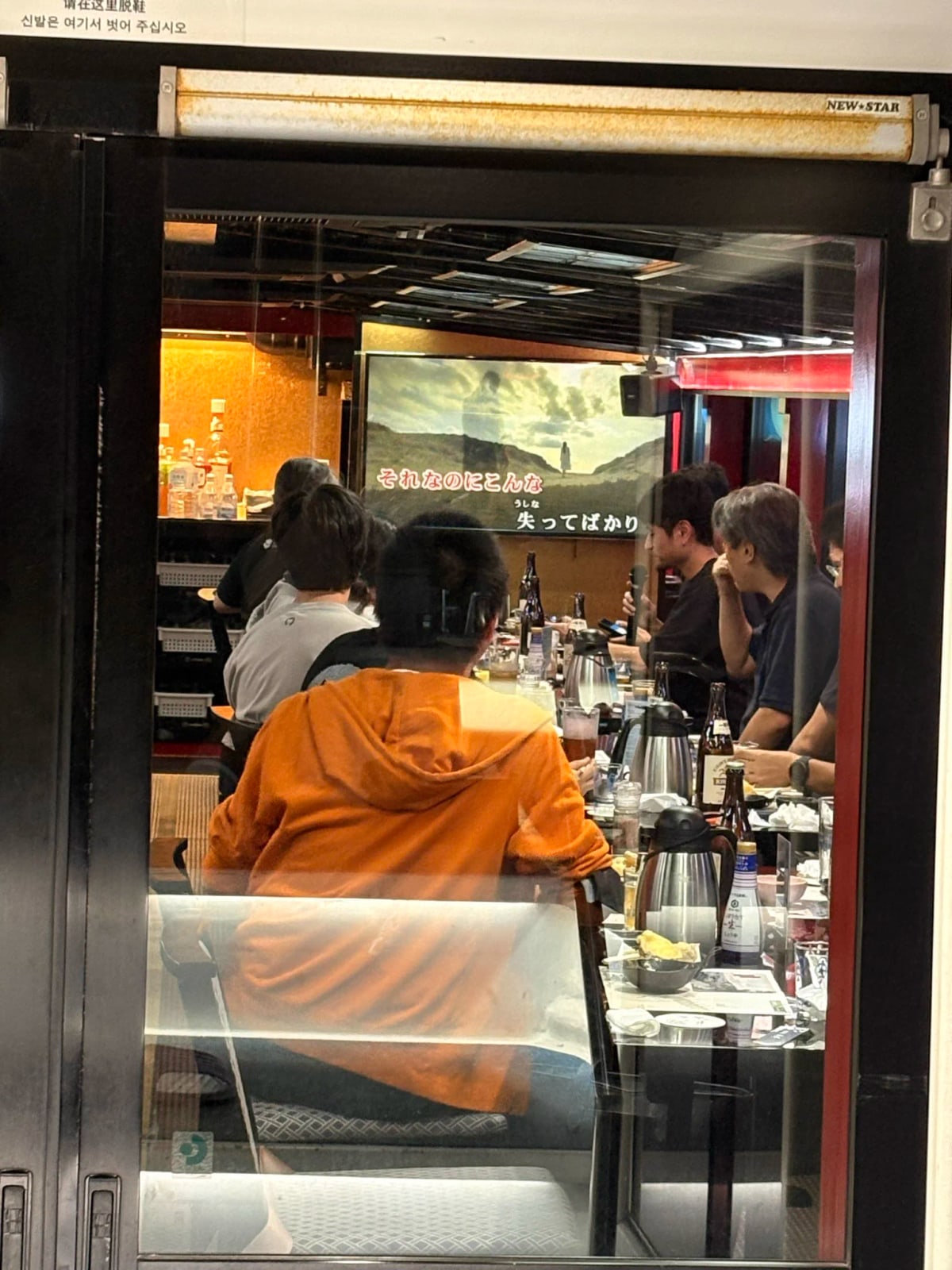 屋形船の船内で過ごす前夜祭の参加者