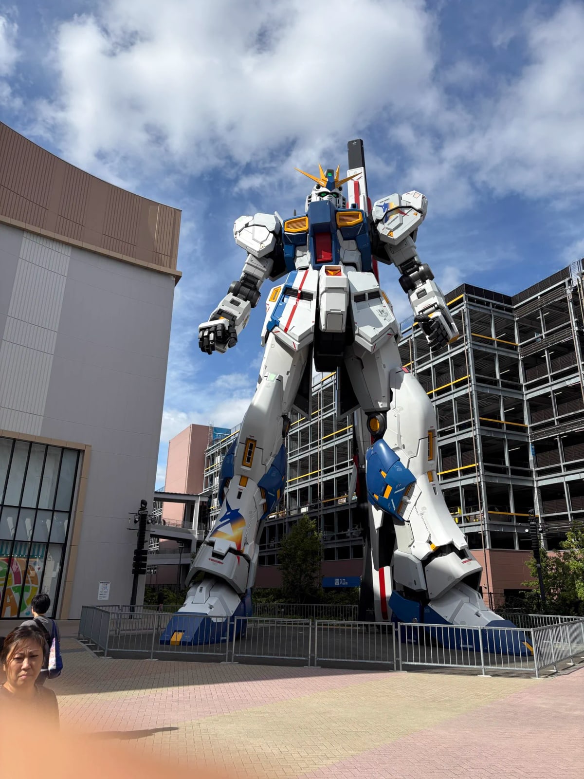 青空の下に立つ実物大ガンダム立像