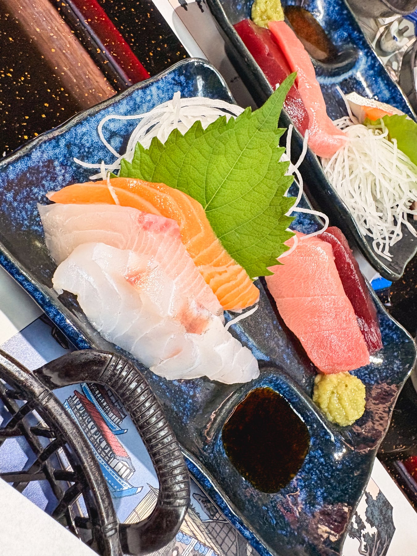 赤い内装の屋形船で食事や会話を楽しむ前夜祭の参加者
