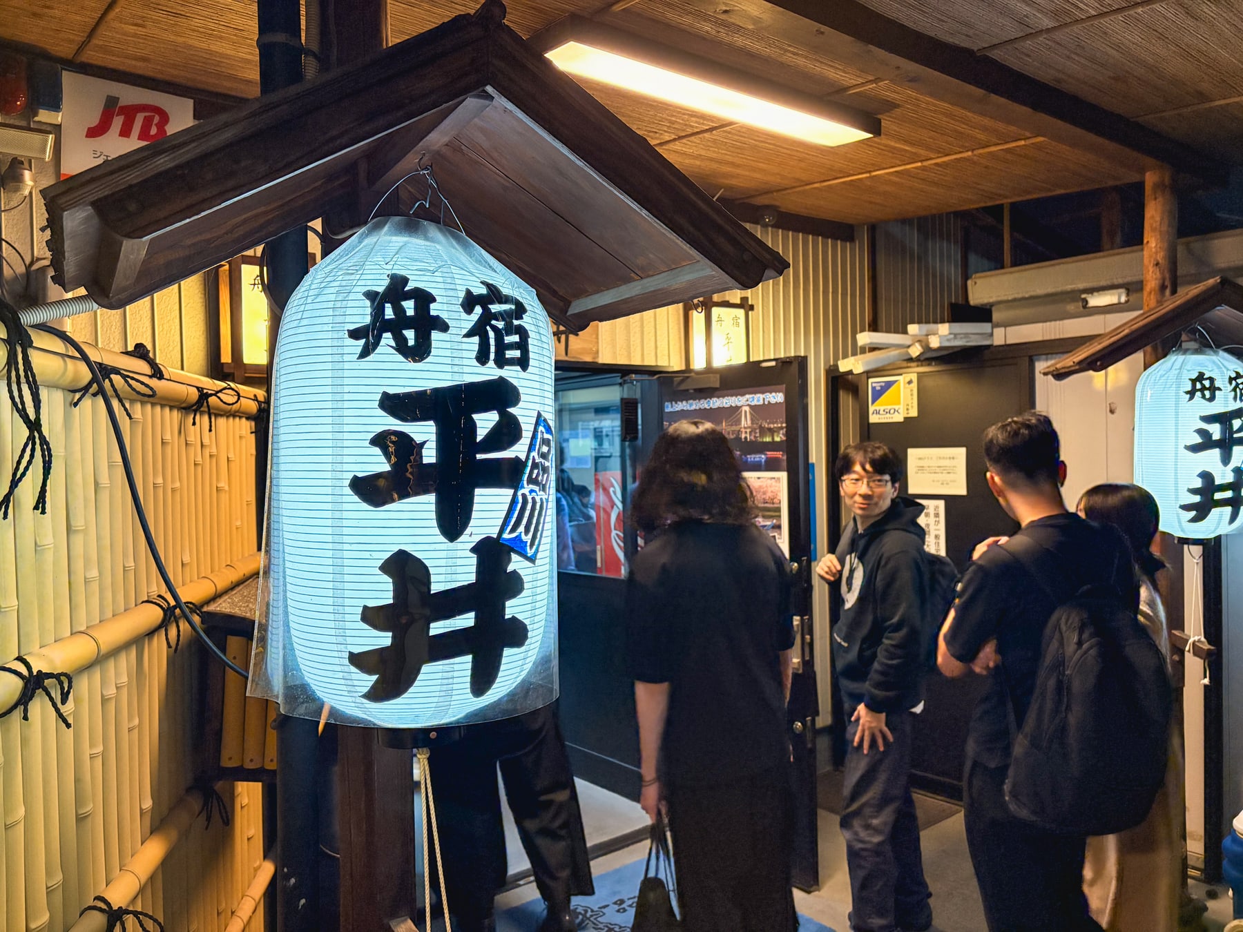 屋形船平井の乗船場に並ぶ船名が書かれた白い提灯