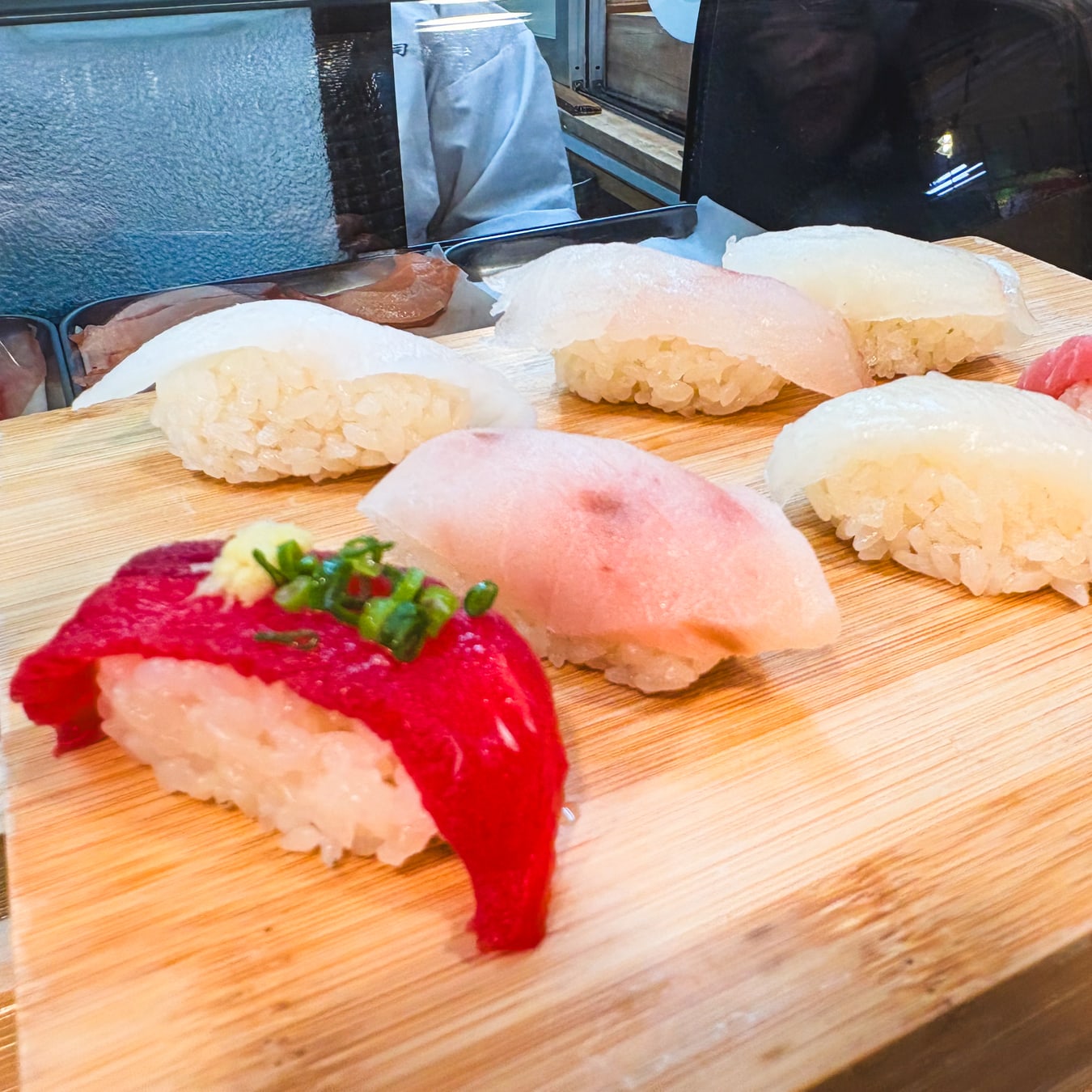 仙台朝市の朝市寿司で食べたマグロや白身魚の握り寿司