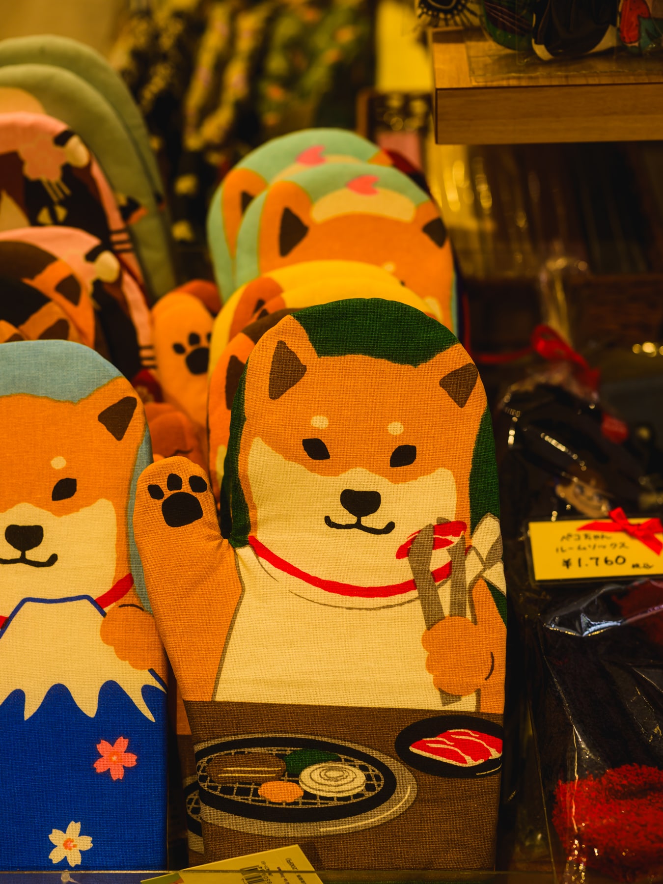 港町のお土産屋さんに並ぶ犬を描いた布製のお土産
