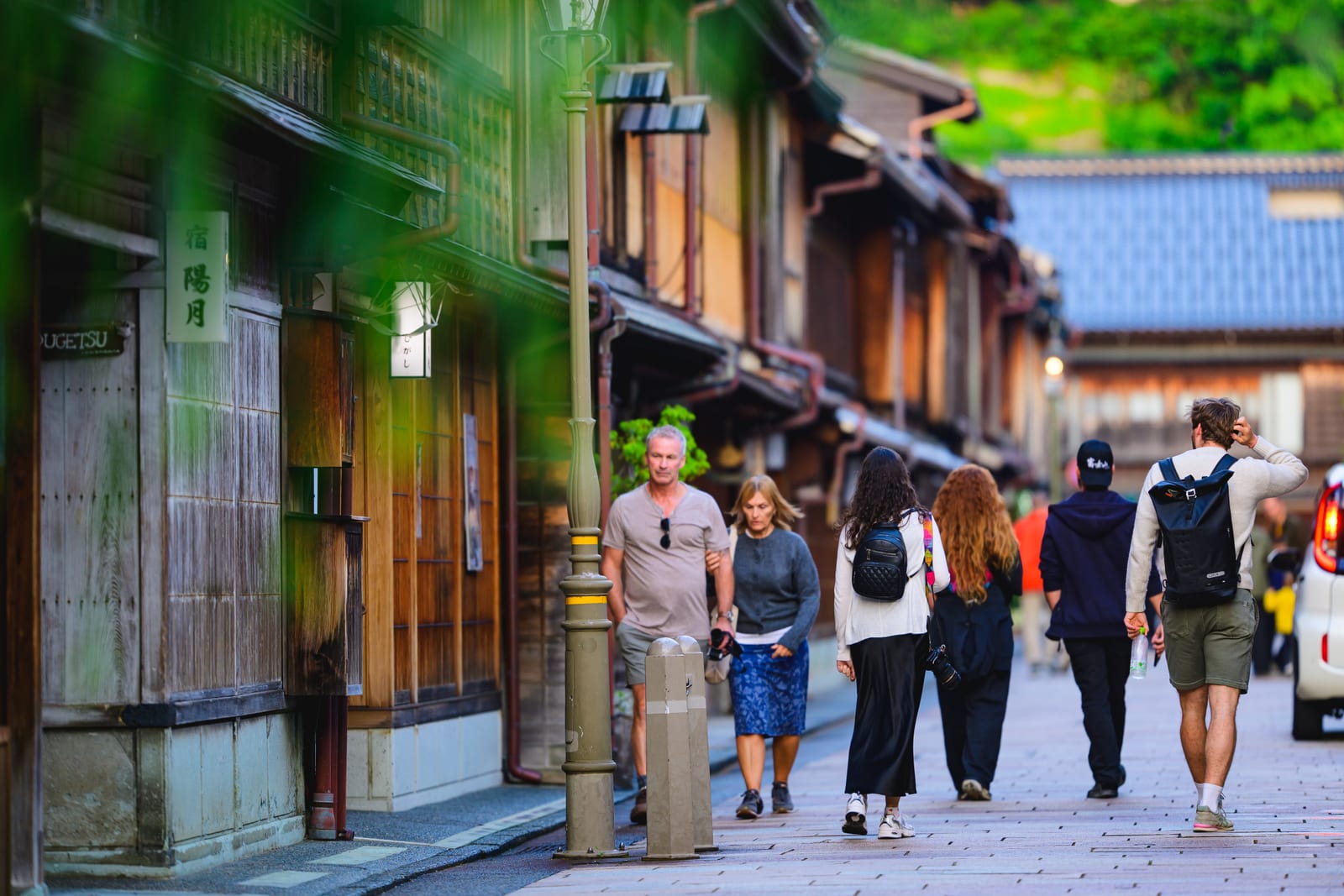 夕方のひがし茶屋街を歩く旅行客