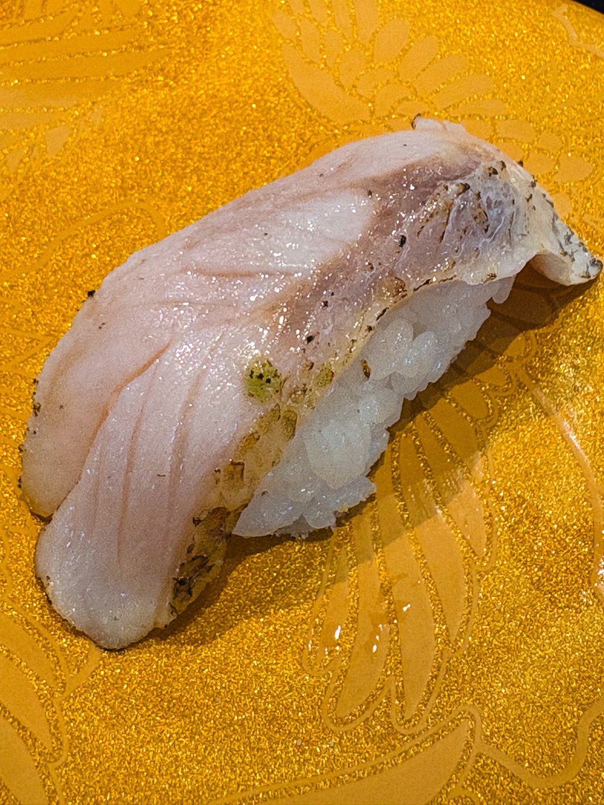 廻鮮氷見前寿しで食べた、のどぐろの握り