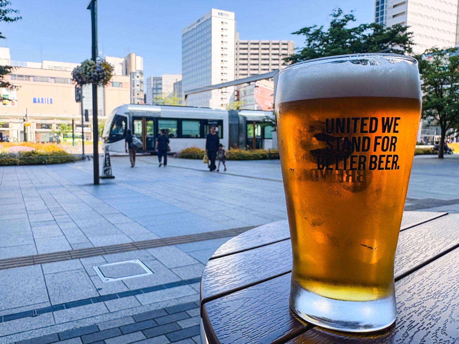 HUB富山MAROOT店のテラス席で路面電車を眺めながら飲んだビール