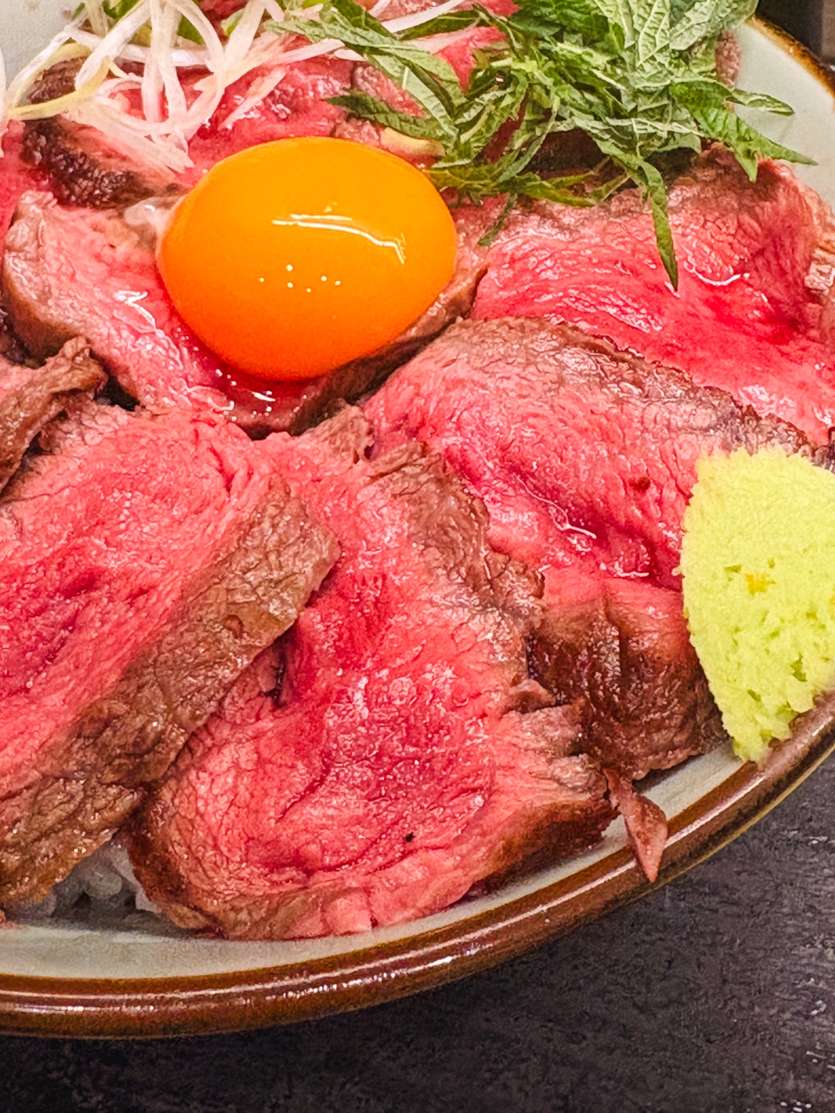 金沢肉食堂百番街店の赤身肉を花びらのように盛った丼