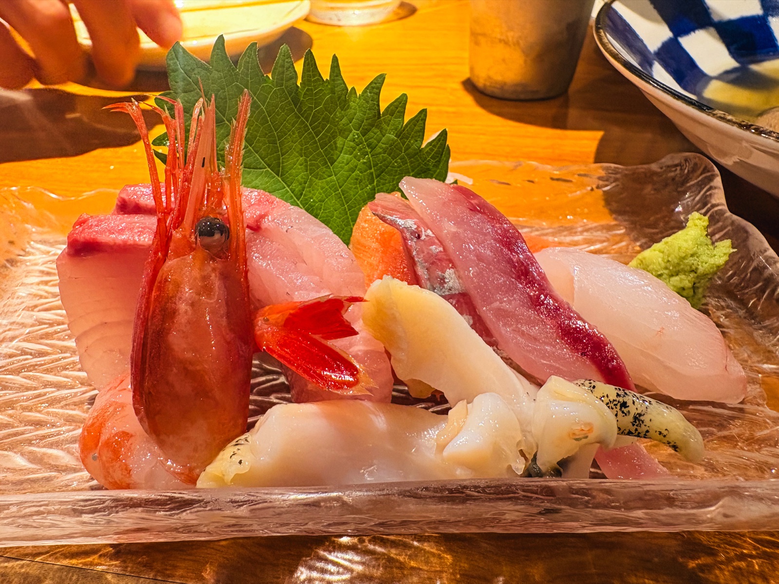 三幸本店で食べた海老や白身魚などの刺身盛り合わせ