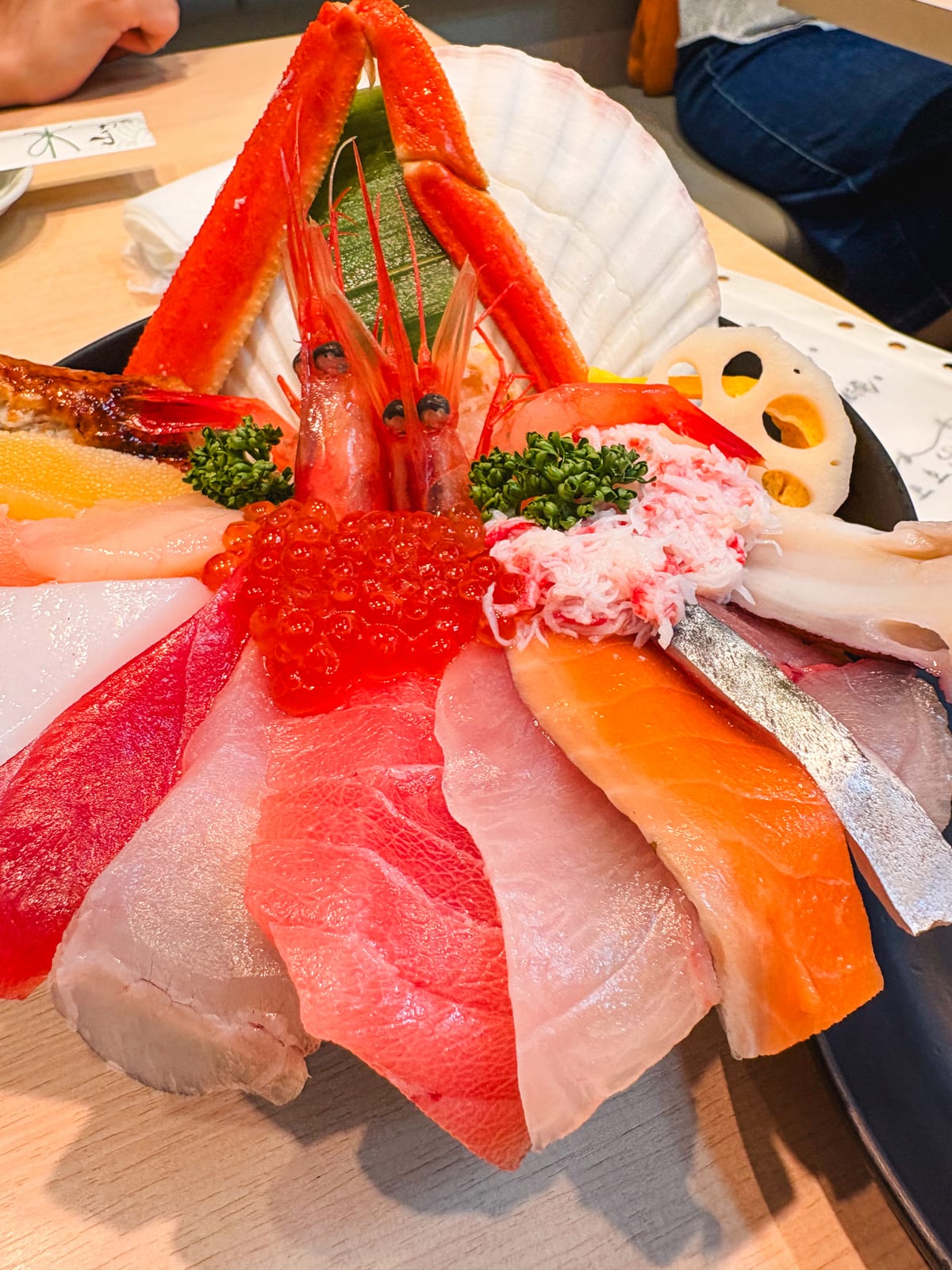 山さん寿司本店の魚介が大きく盛られた海鮮丼