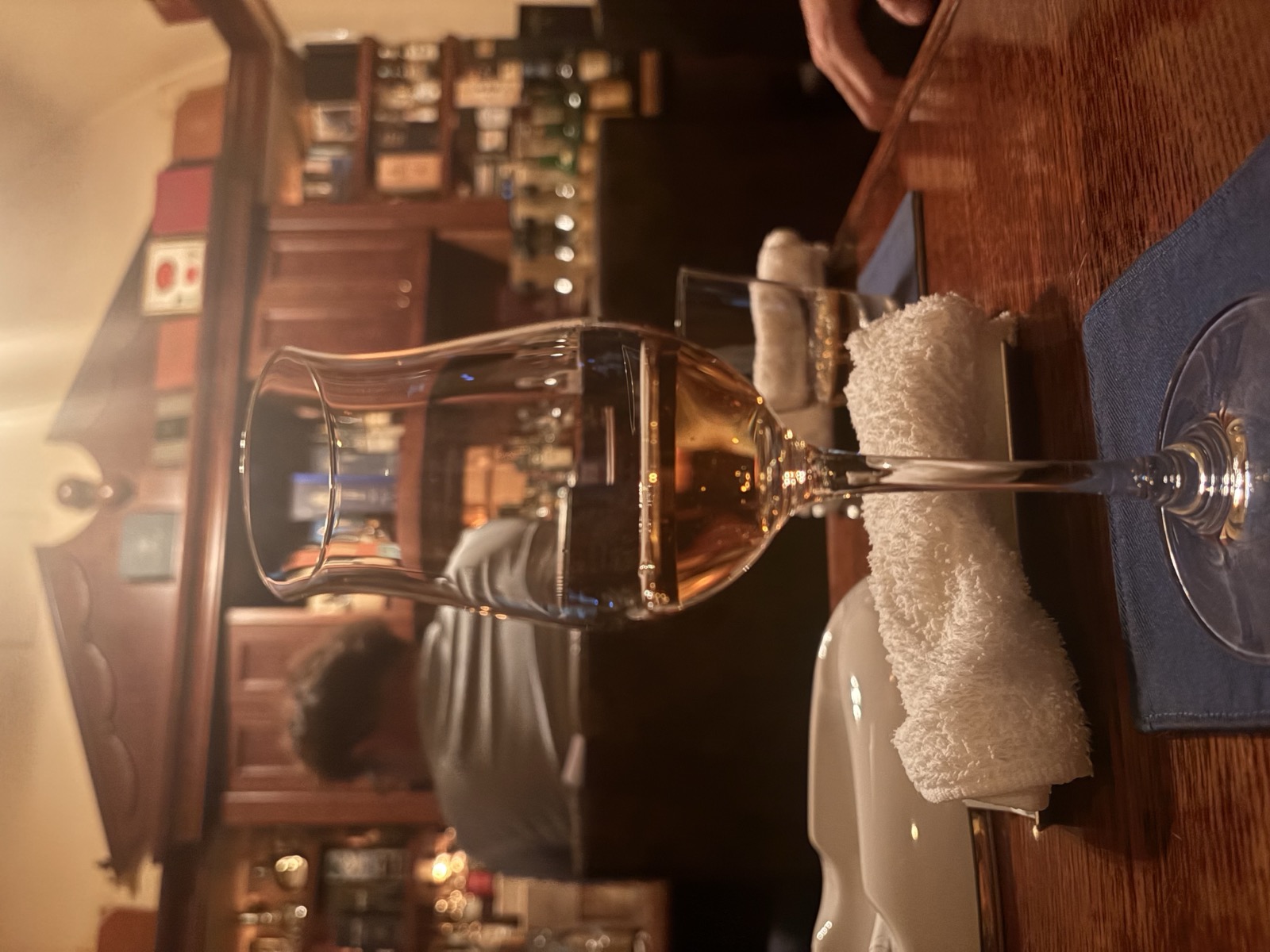 BAR ISHIMOTO CIGAR & WHISKY の店内で、ウイスキーが注がれたグラス