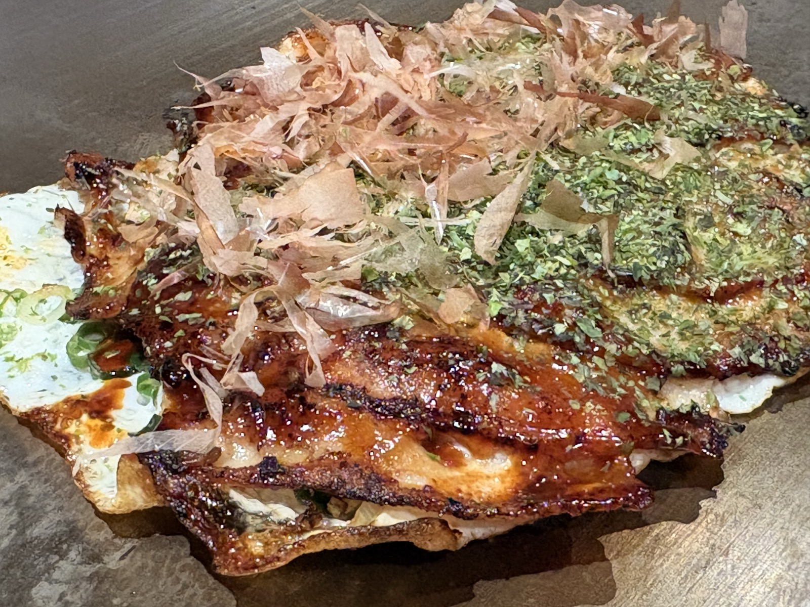 薬研堀 八昌で食べた、ソースと青のり、かつお節が載った広島のお好み焼き