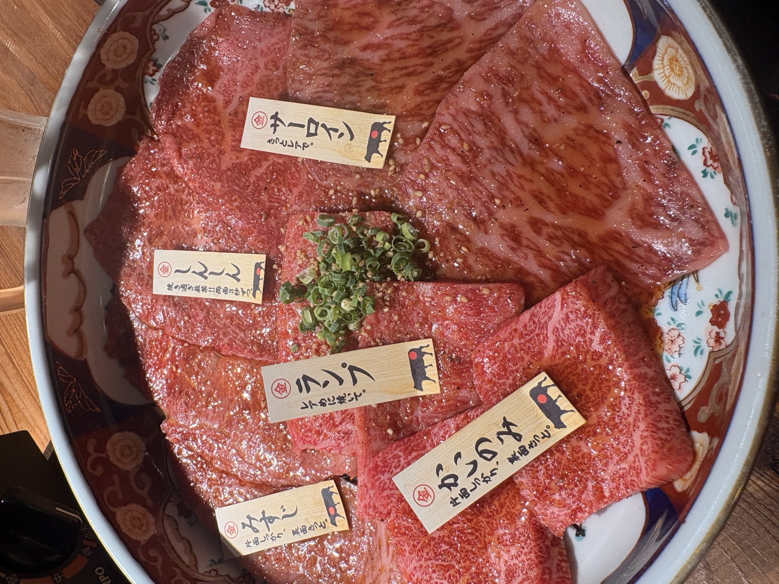 金次郎の部位札が添えられた焼肉用の肉盛り合わせ