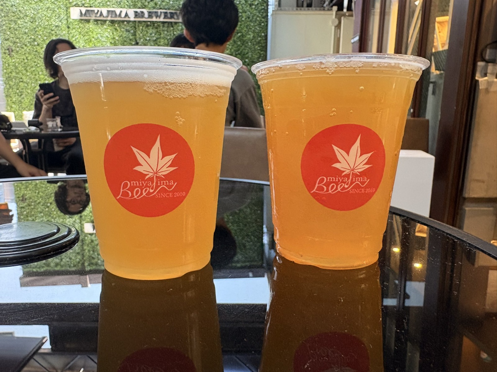 MIYAJIMA BREWERY のロゴ入りカップに注がれた、MORE MORE LEMON と MIYAJIMA WEIZEN