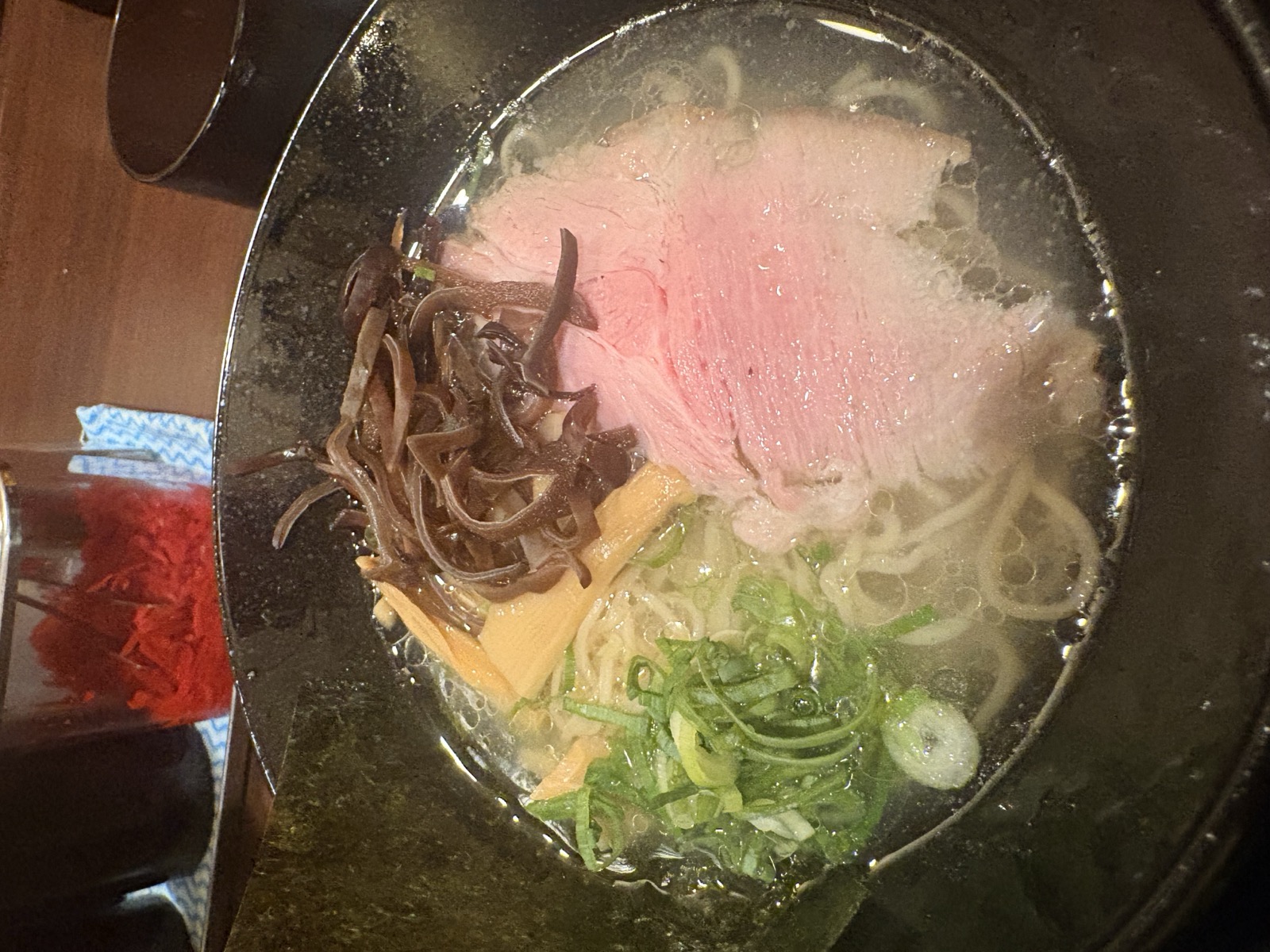 もう一杯 流川本店の、牛肉、青ねぎ、きくらげが載った牛骨ラーメン