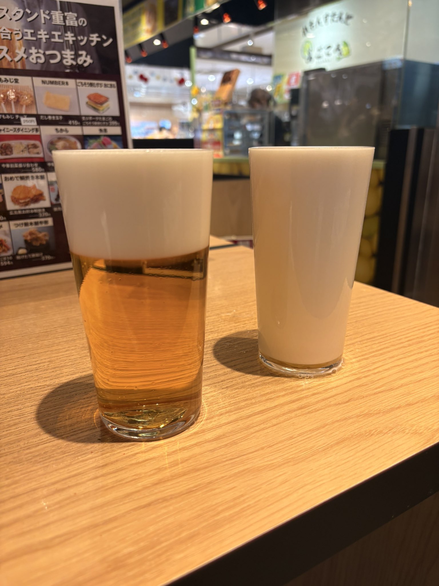 ビールと泡を楽しむミルコを並べた様子