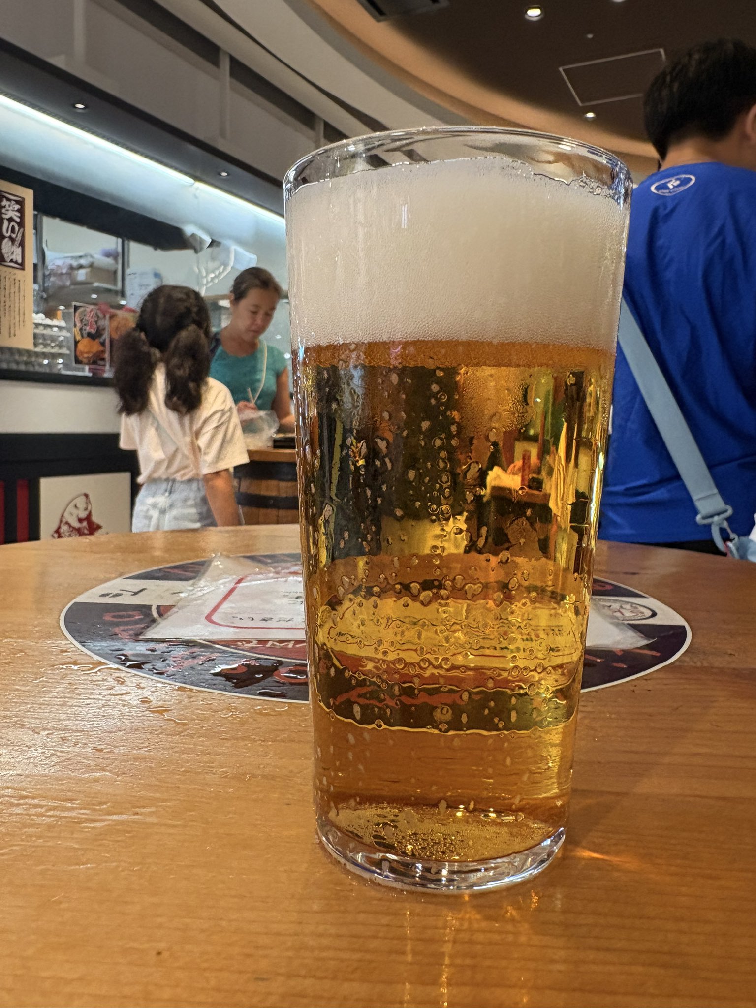 クリーミーな泡を載せたビール