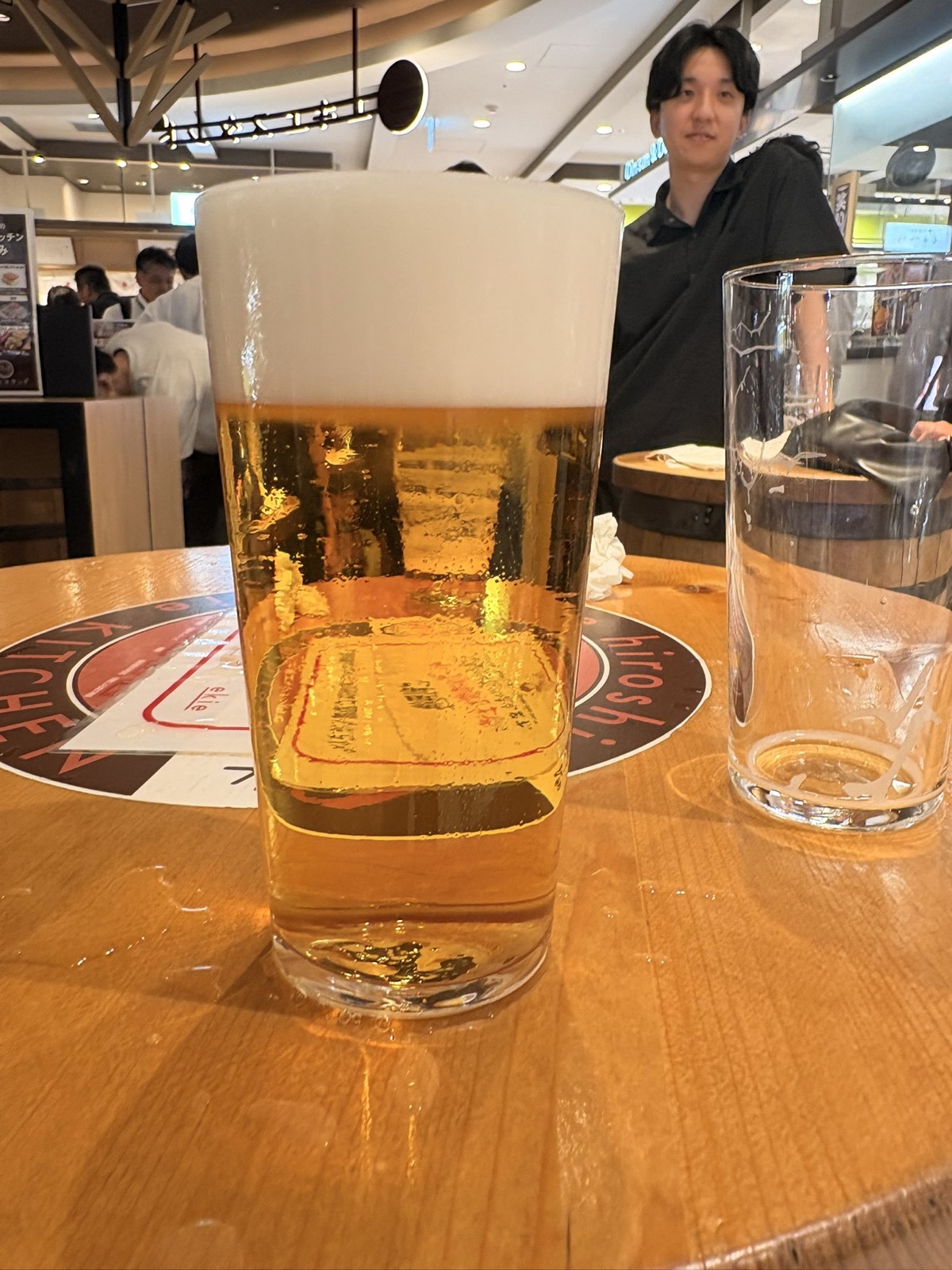 厚いクリーミーな泡を載せたビールスタンド重富のマイルドつぎ