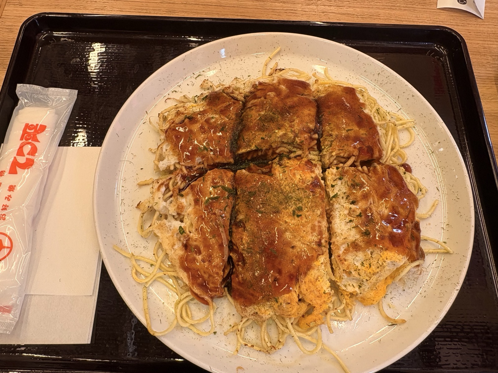 お好み焼 てっ平 シミントひろしま店で食べた、ソースと青のりが載ったお好み焼き