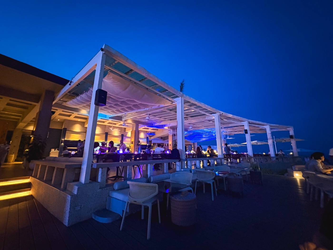 青い照明が灯る夜の Azure Beach Club