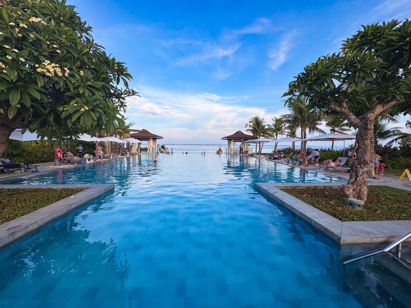 海へ続くように見える Azure Beach Club のプール