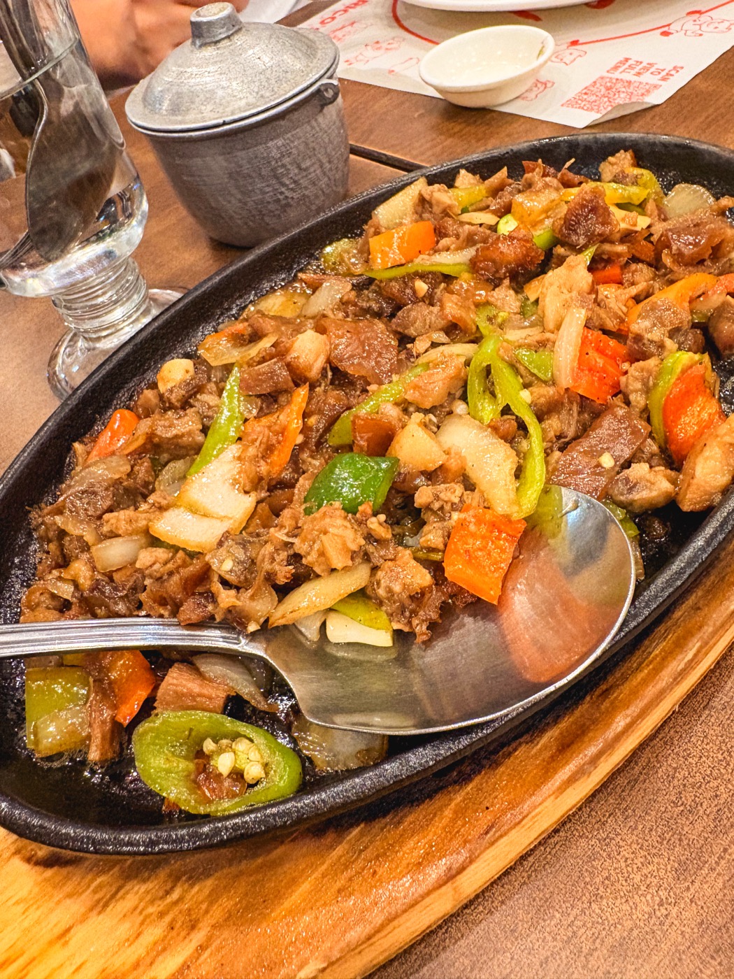 Rico's Lechon で食べた鉄板入りのシシグ