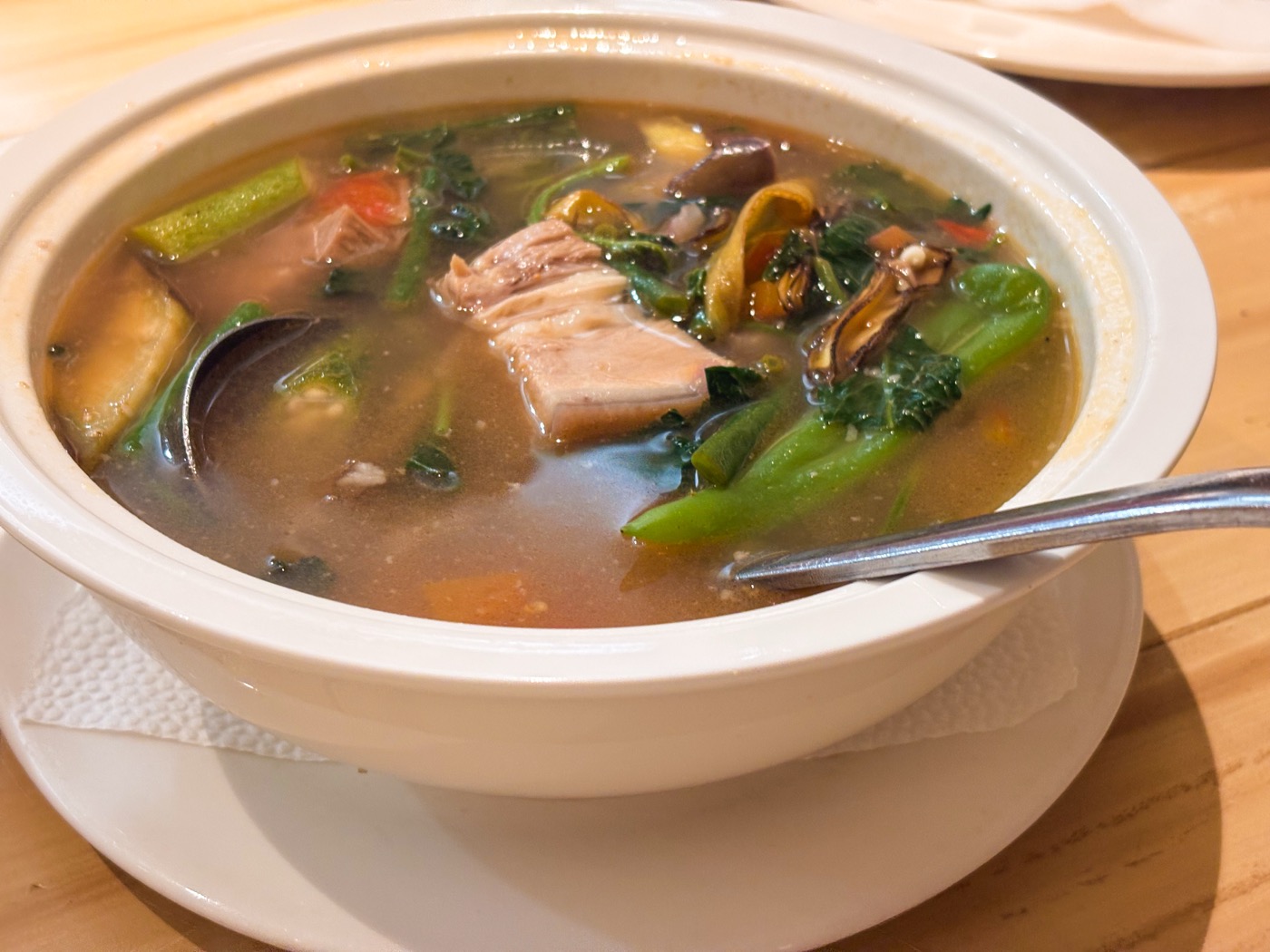 豚肉と野菜が入った酸味のあるスープ Sinigang na Baboy