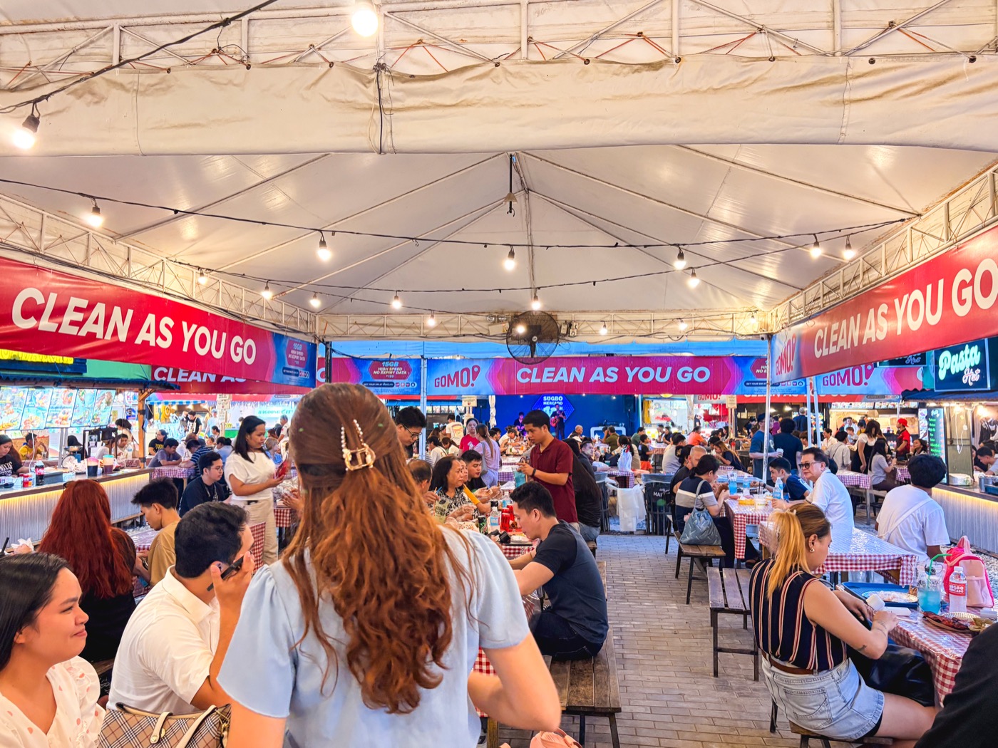 多くの人と飲食店でにぎわう Sugbo Mercado の会場