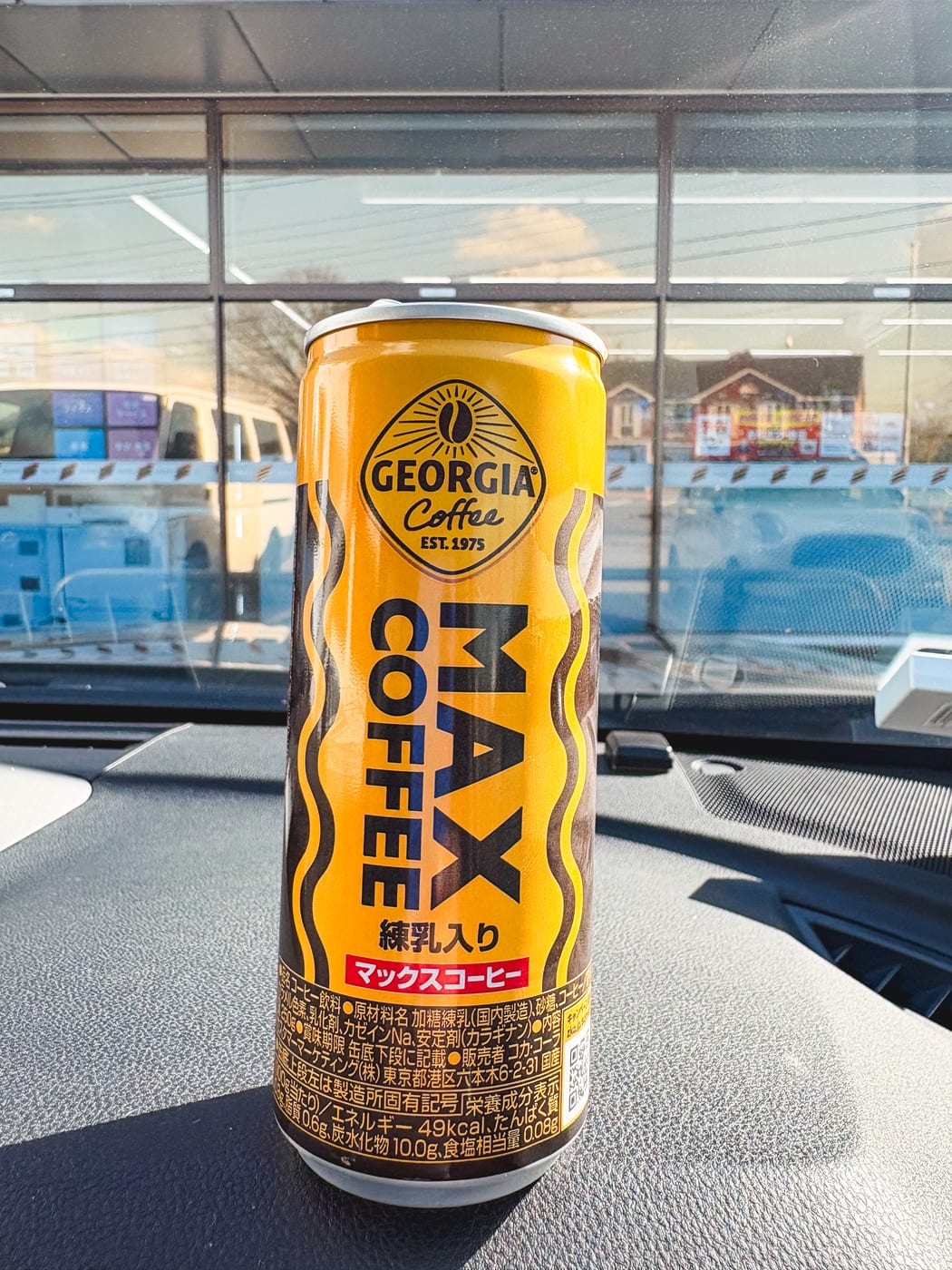 A can of MAX Coffee in a car cup holder