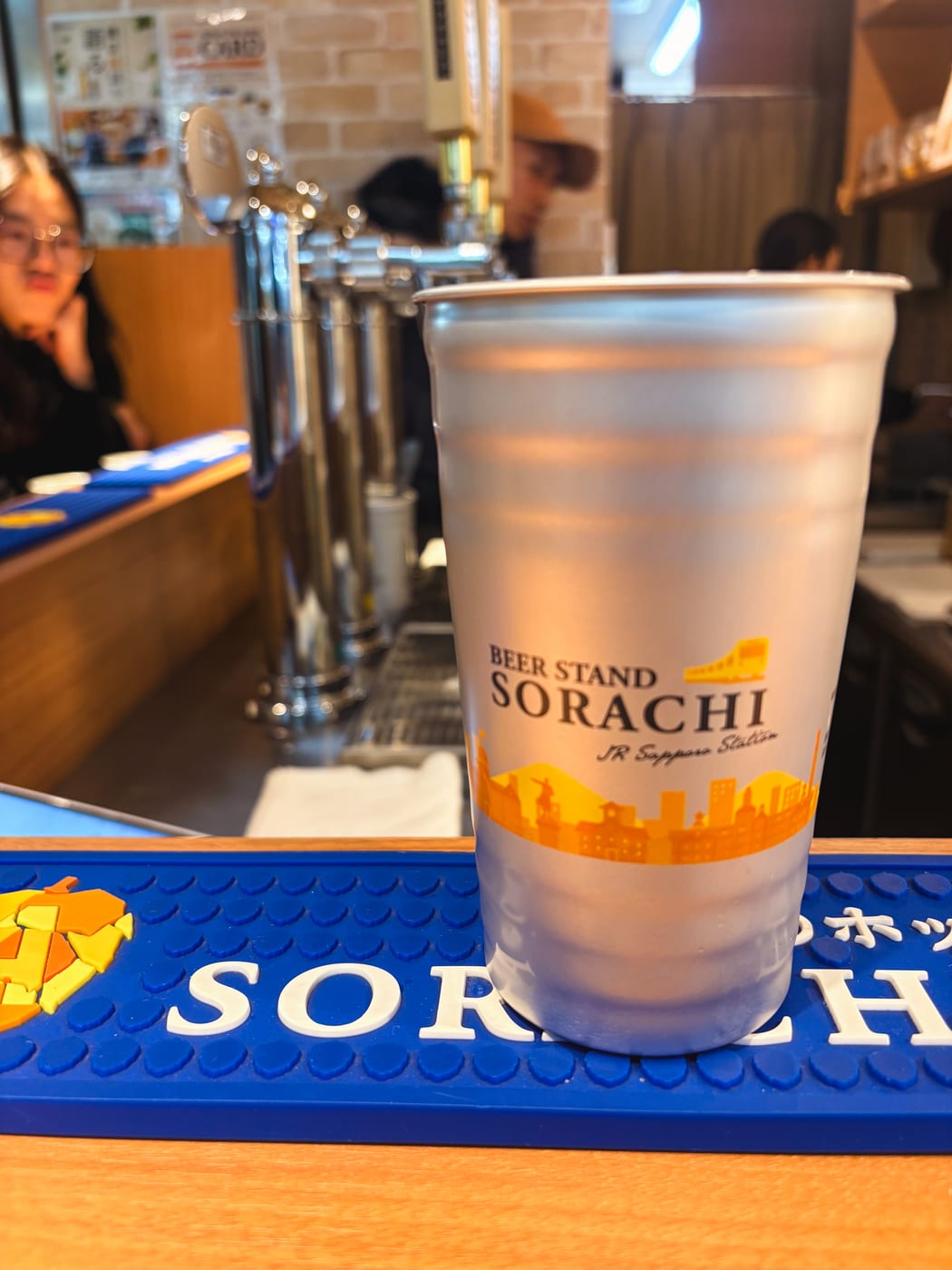 A glass of SORACHI 1984 on the counter at BEER STAND SORACHI