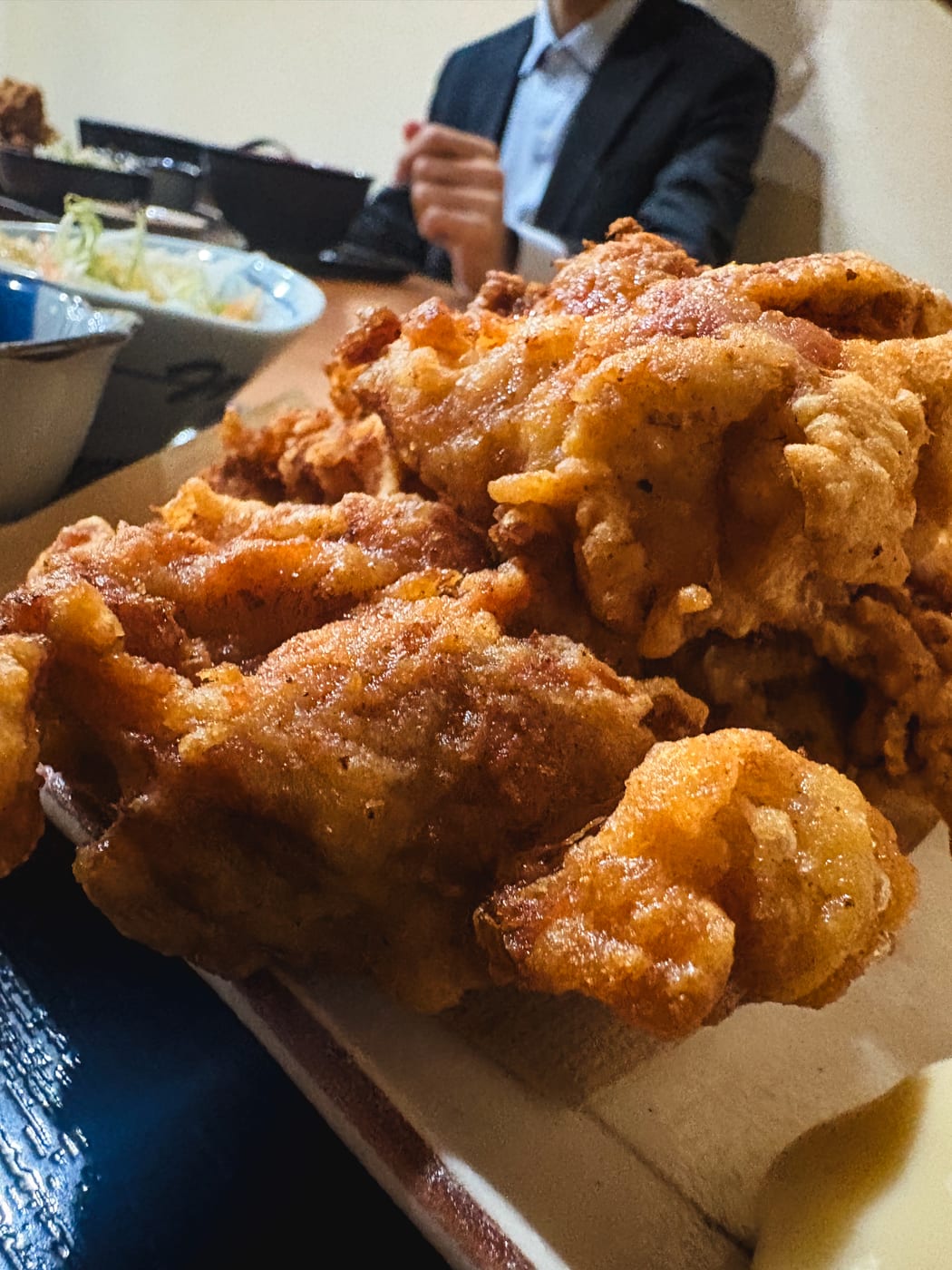 A set meal with several large pieces of zangi at Sumikushiyaki Nakanaka
