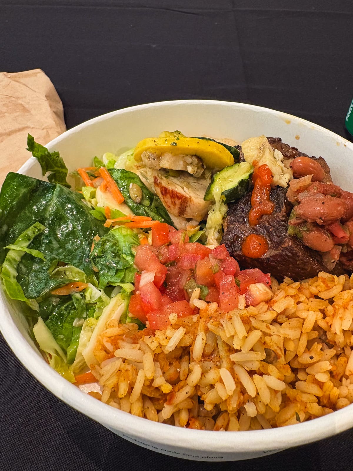 Microsoft Build 2025 で提供された野菜と肉のランチ