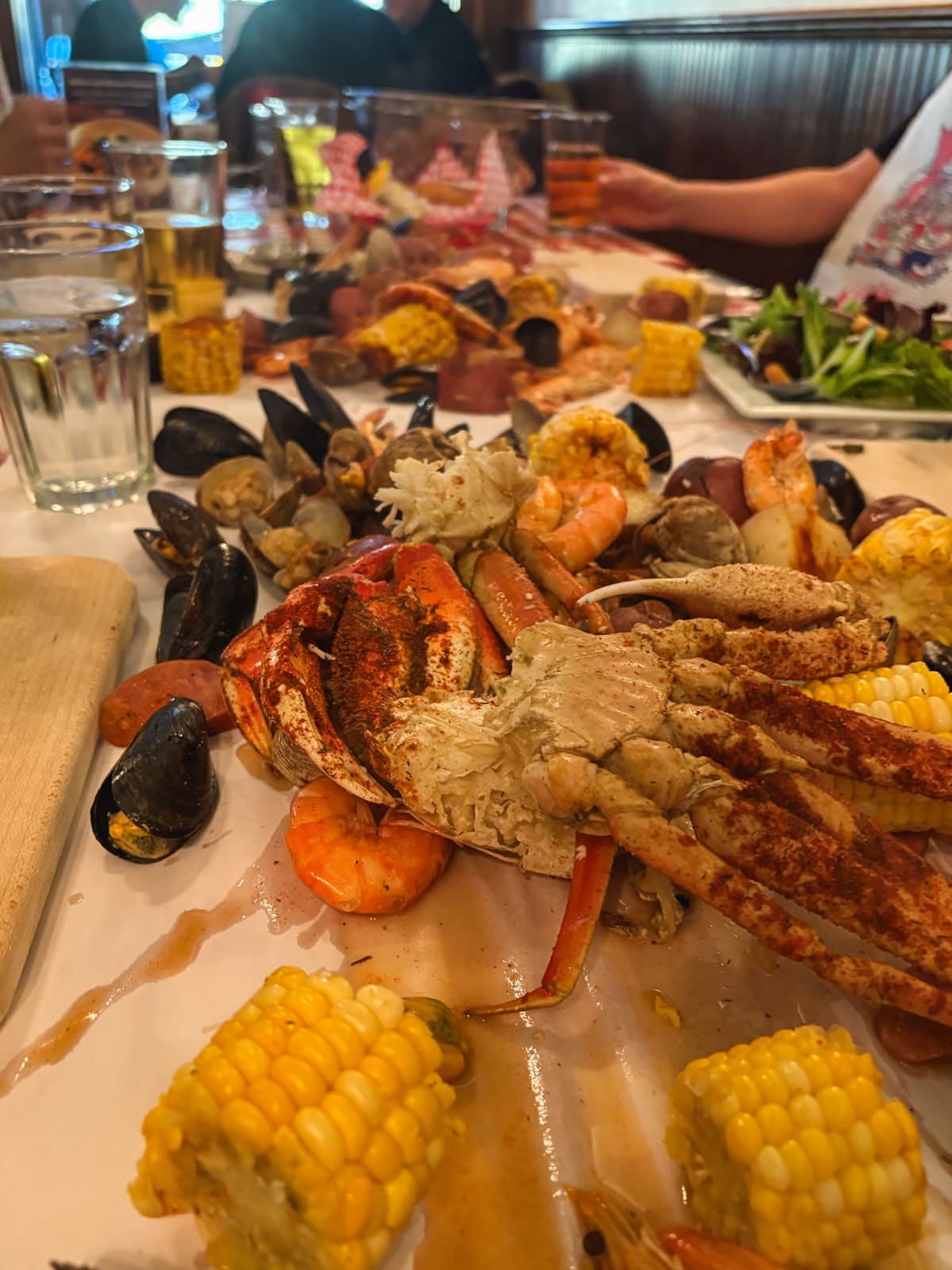 The Crab Pot Seattle のテーブルに広げられたカニと貝