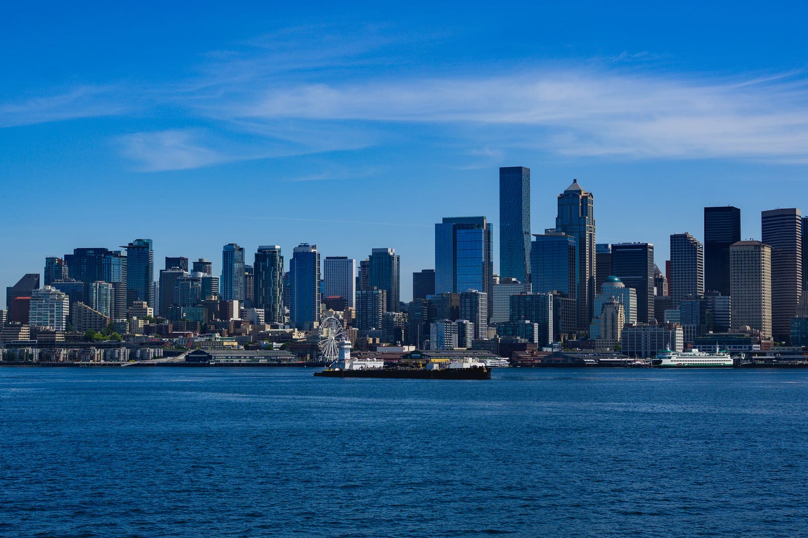 Elliott Bay から見た Seattle の高層ビル群