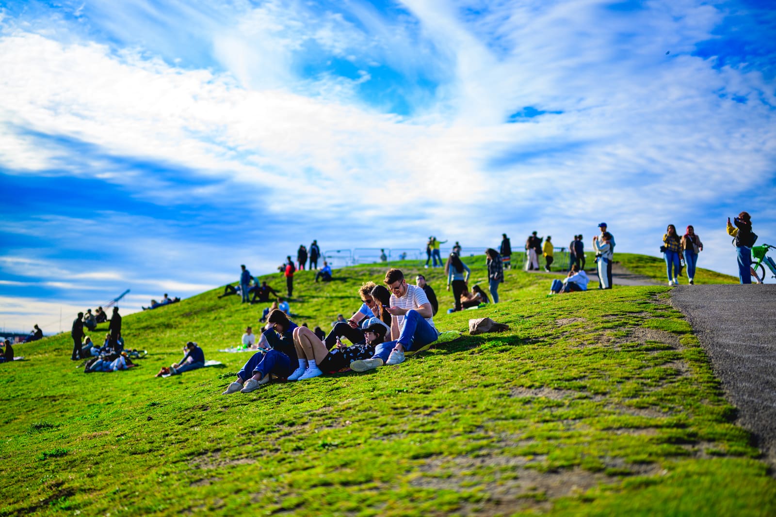 Gas Works Park の芝生で過ごす人たち
